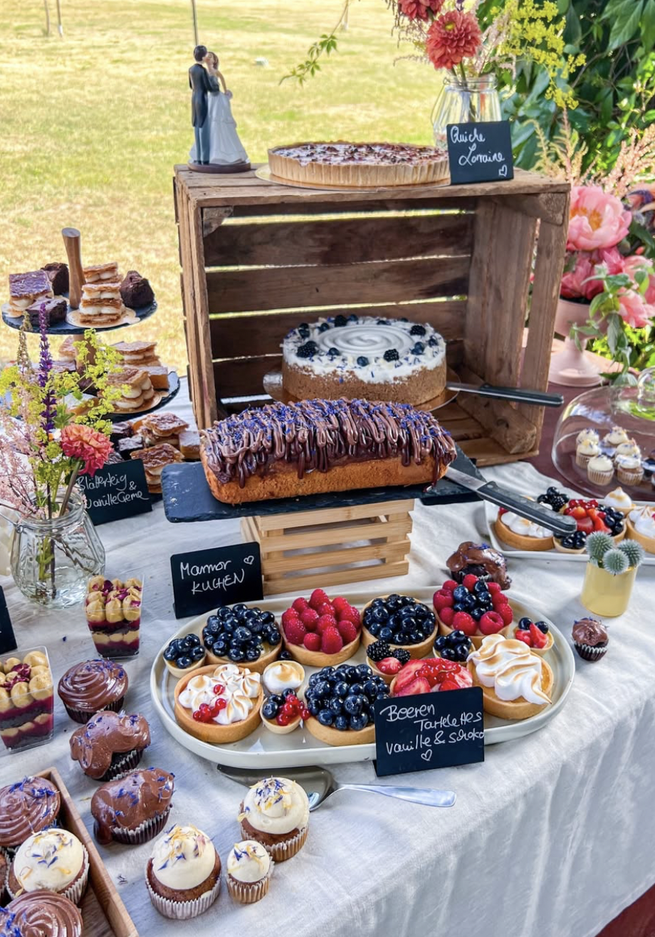 2026-08-20 Hochzeit Sweet Table Kuchenbuffet mit Tafeln.png