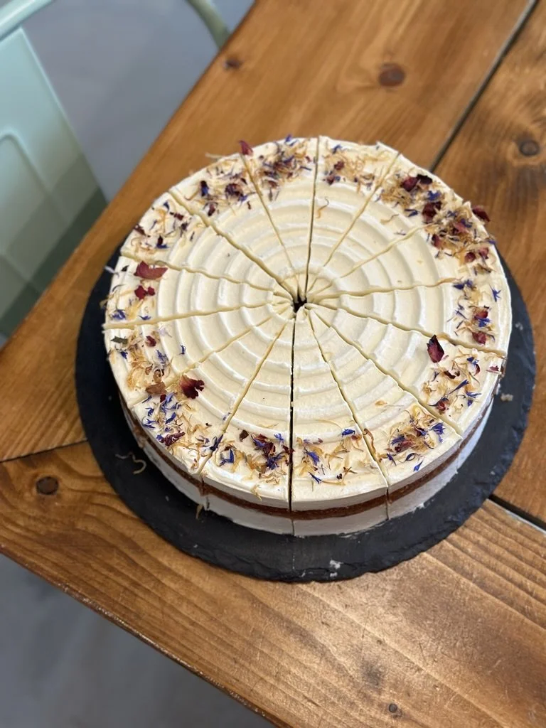 Carrot Cake mit Frischkäsecreme von oben, in Stücke geschnitten
