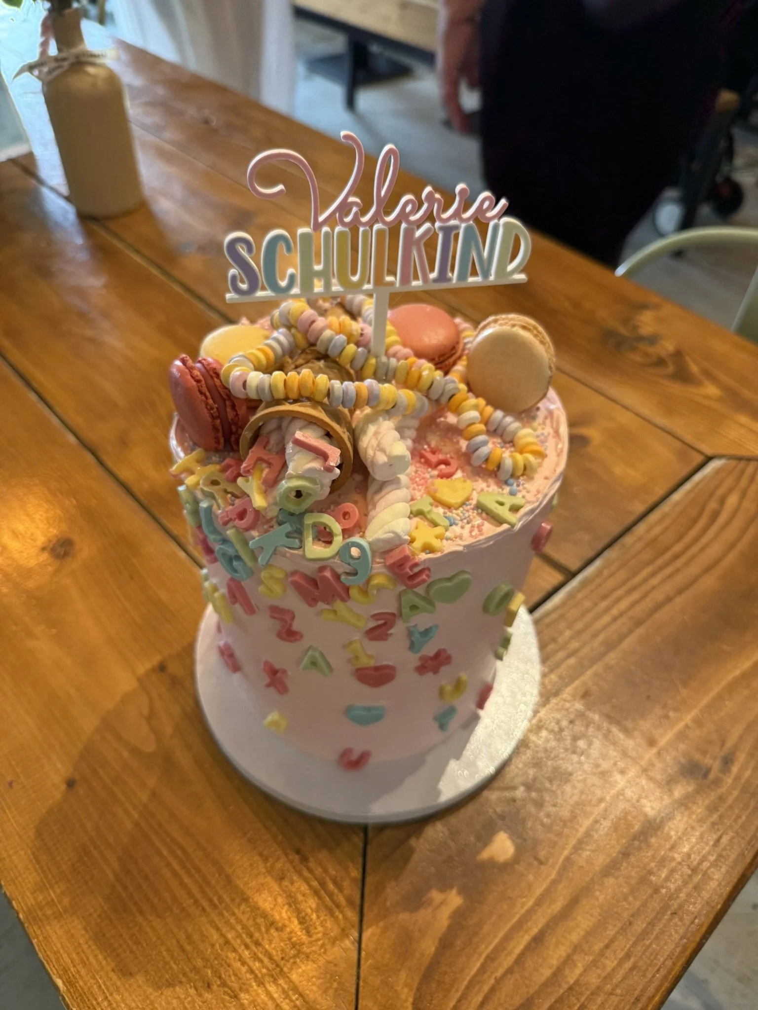 Torte zur Einschulung mit bunten Süßigkeiten und Topper