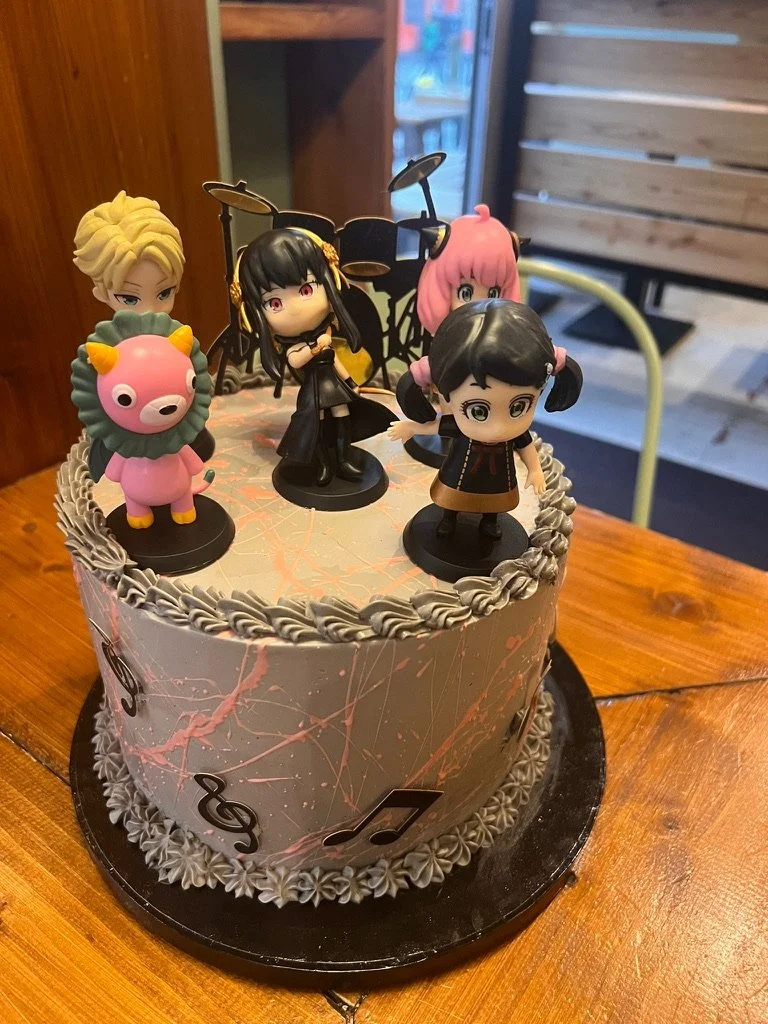 Torte mit Anime-Figuren und Musiknoten