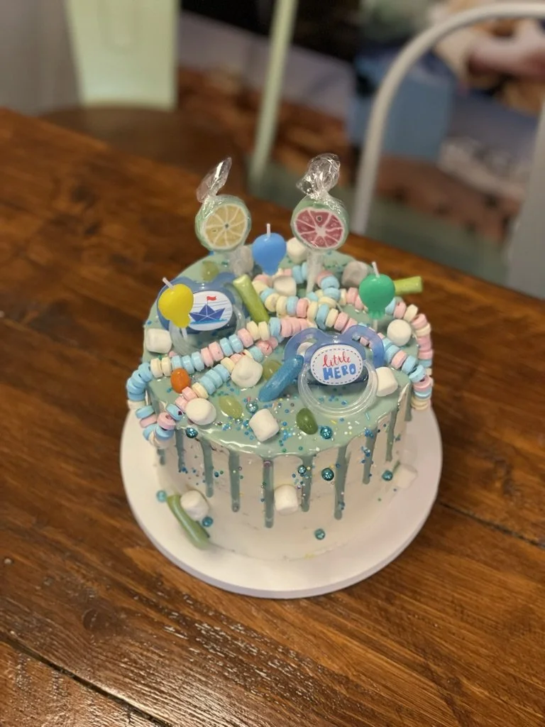 Türkise Drip-Torte mit Bonbonketten und Lollis