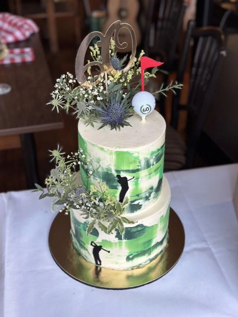 Zweistöckige Golf-Torte in Grün und Weiß
