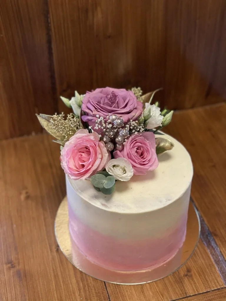 Torte mit rosa Farbverlauf und Rosen