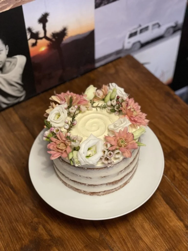 Naked Cake mit Blumenkranz und Cremerose