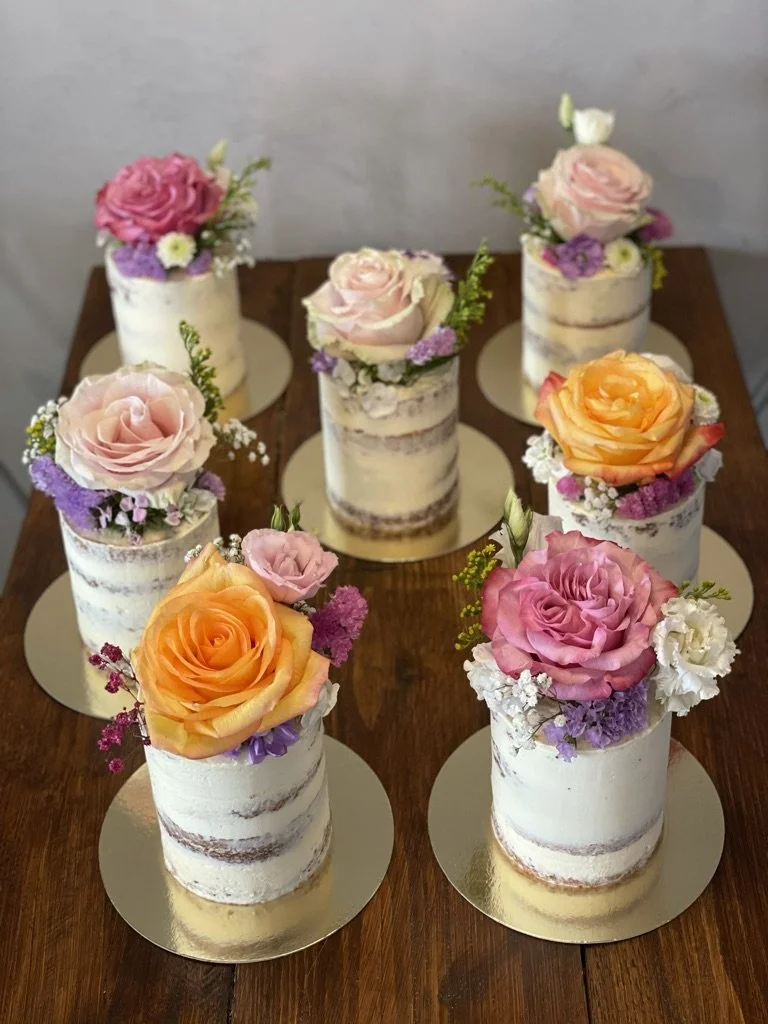 Sechs Mini-Torten mit frischen Blumen