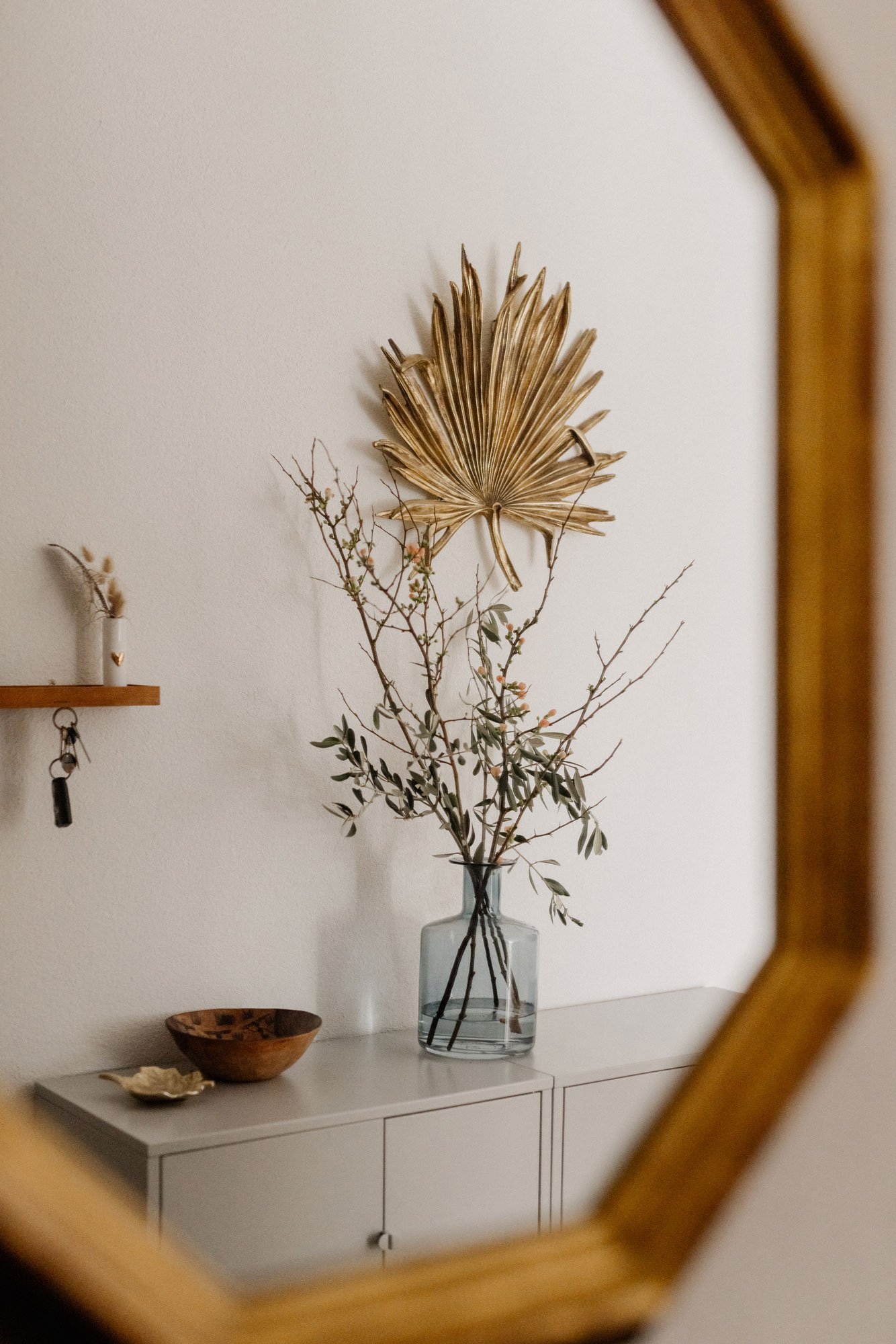 flur-mit-goldener-deko-interiordesign-sonjakeller.jpg