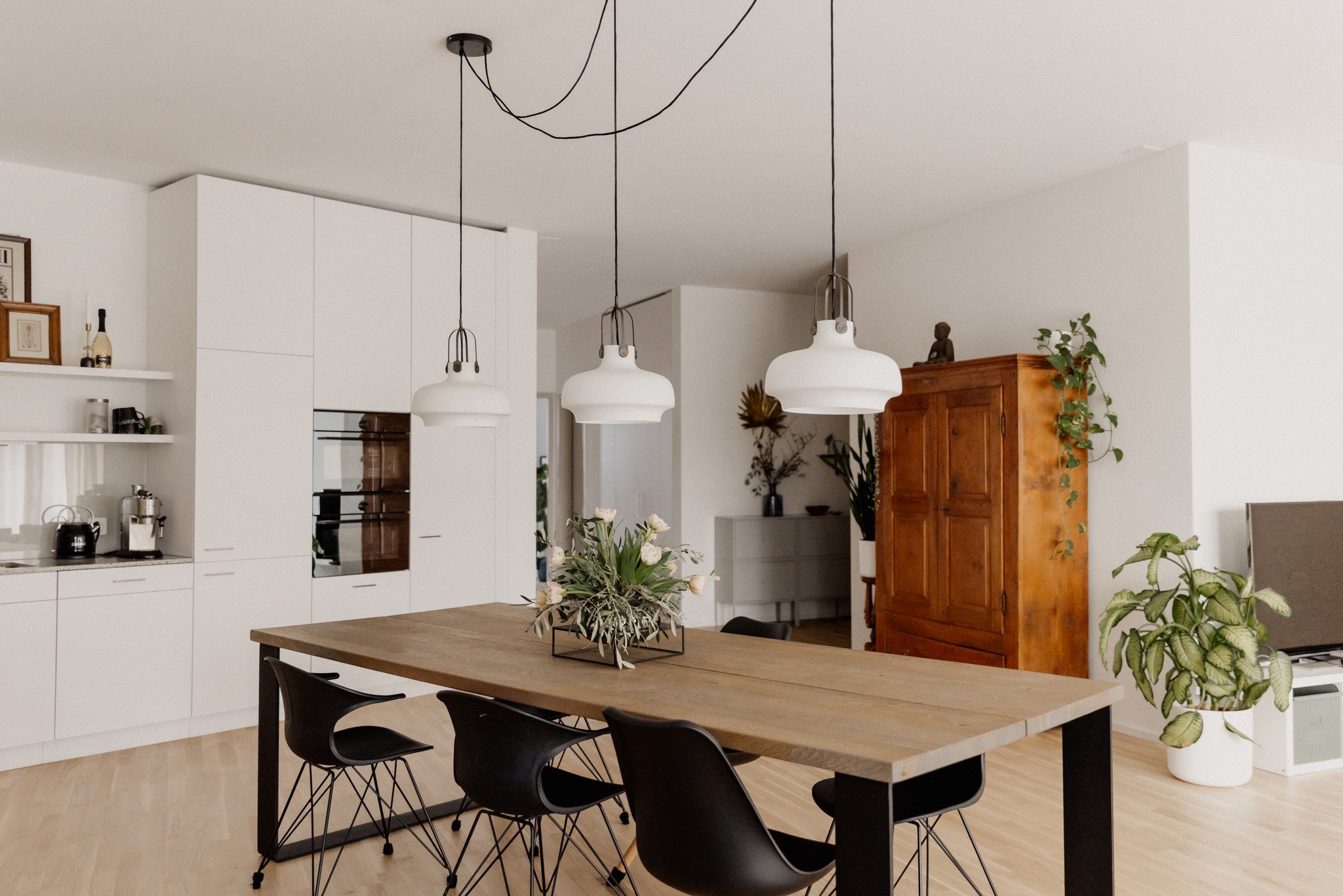 inneneinrichtung-holz-esstisch-lampen-sonjakeller-interiordesign.jpg
