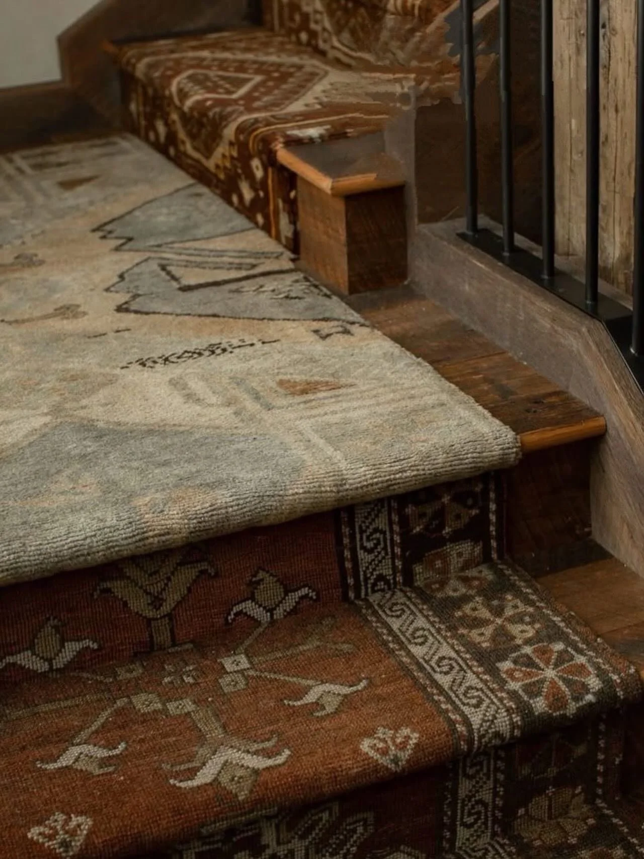 Inspo for the people who don’t want their homes to be like everyone else’s. 
Featuring: @amberinteriors 
#uniquerugs #stairgoals #stairdesign #vintagehomestyle #vintagehomedecoration #interiorstyling #interiordesign #chicagointeriordesi