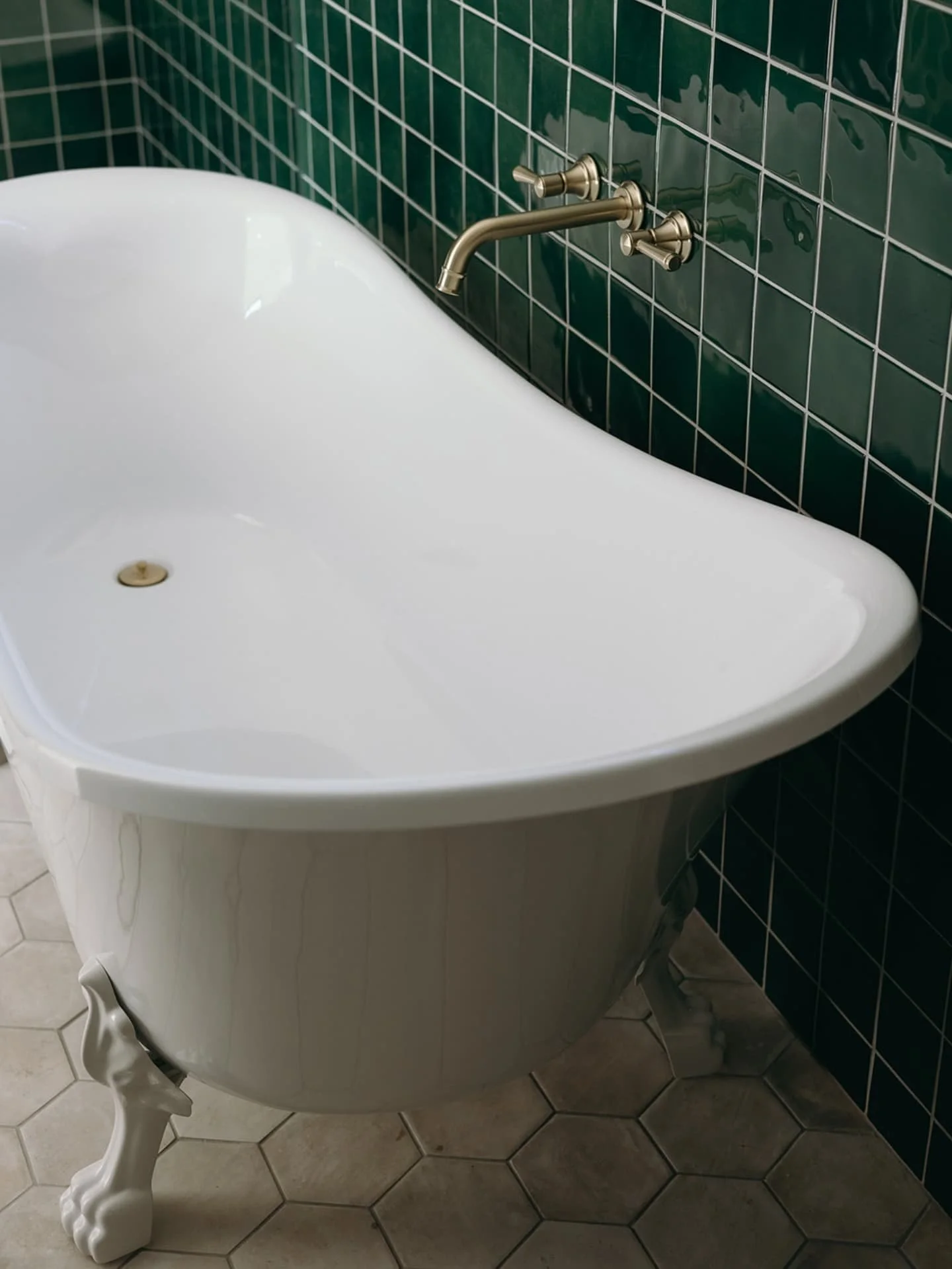 Emerald Green bathroom goals 🛁

#whiddonconstructions #whiddonconstructionsbellingen #bellingenbusiness #bellingenbuilder #bellingen #bellingenshire #coffscoast #coffsbuilder #unique #quality #residential #builder #bathroom #design #emerald #green