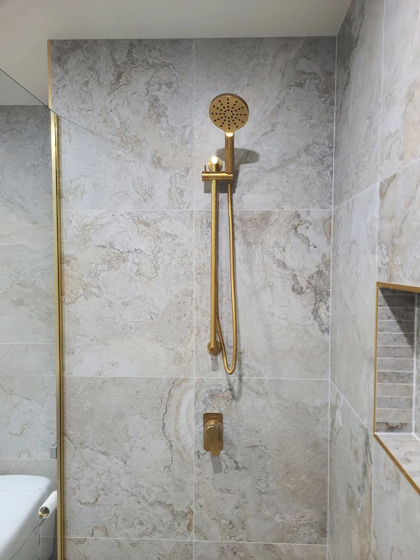 Recently completed ensuite bathroom renovation 🛁
How fantastic does the seamless floor to wall tiles look 😍

#whiddonconstructions #whiddonconstructionsbellingen #bellingenbusiness #bellingenbuilder #bellingen #bellingenshire #coffscoast #coffsbuil