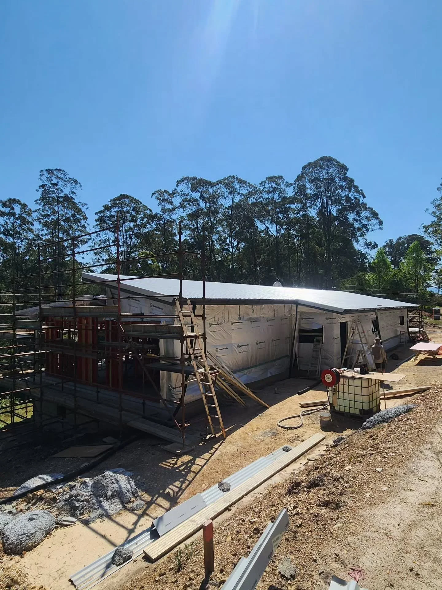 Roof is on ☑️

#whiddonconstructions #whiddonconstructionsbellingen #bellingenbusiness #bellingenbuilder #bellingen #bellingenshire #coffscoast #coffsbuilder #unique #quality #residential #builder #progress