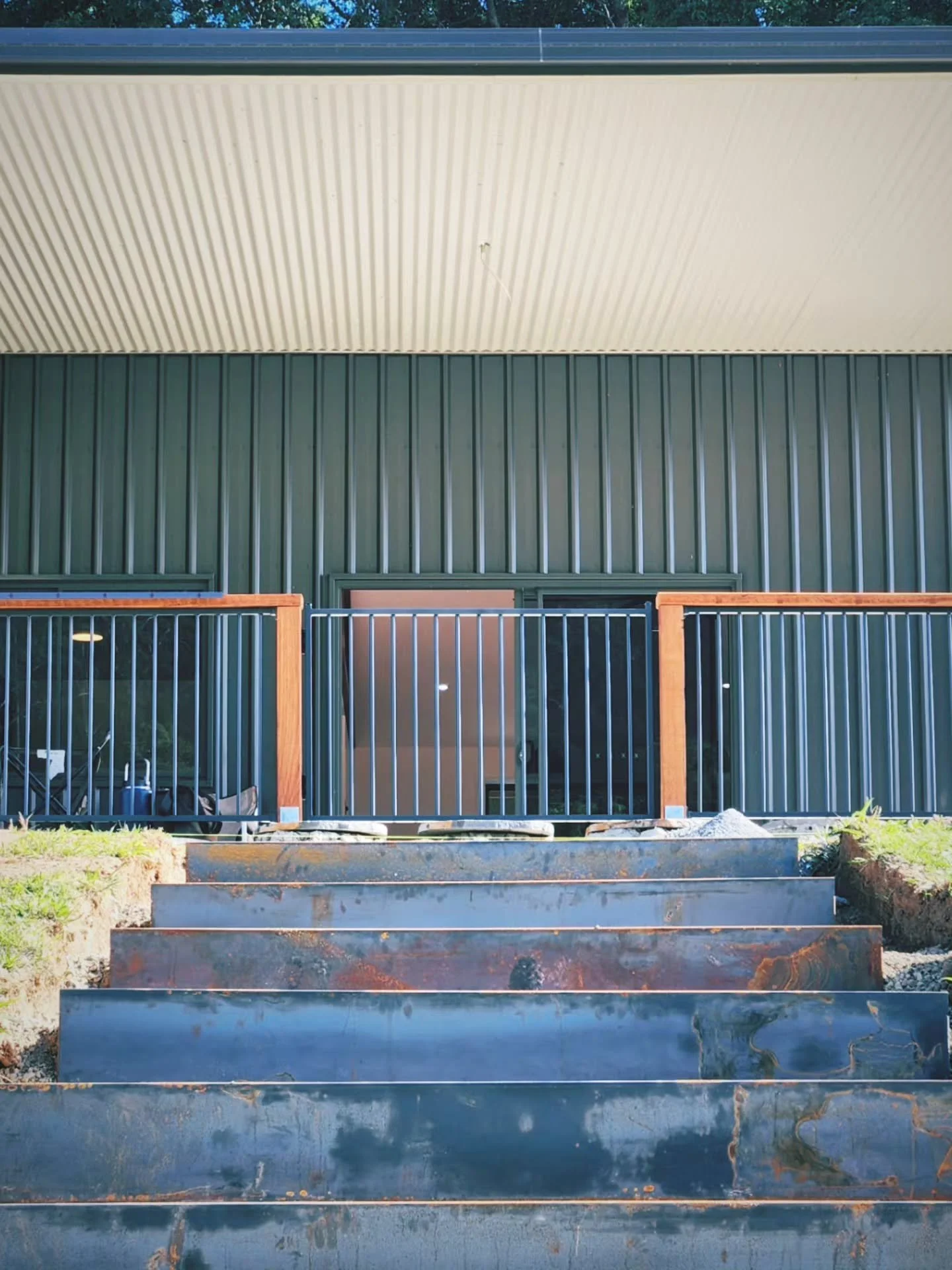 5. Shed house style done right. Dark 'Monument' metal cladding for a practical, low maintenance, and modern look 😍

#whiddonconstructions #whiddonconstructionsbellingen #bellingenbusiness #bellingenbuilder #bellingen #bellingenshire #coffscoast #cof