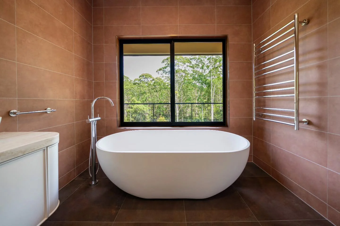 We are so obsessed with this bathroom from our recently completed flame zone project. The tiles, the colours, the bath, the view 😍

With warm earthy tones and simple clean lines, it has a restrained luxurious feel ✨🛁

Stay turned as we share more f