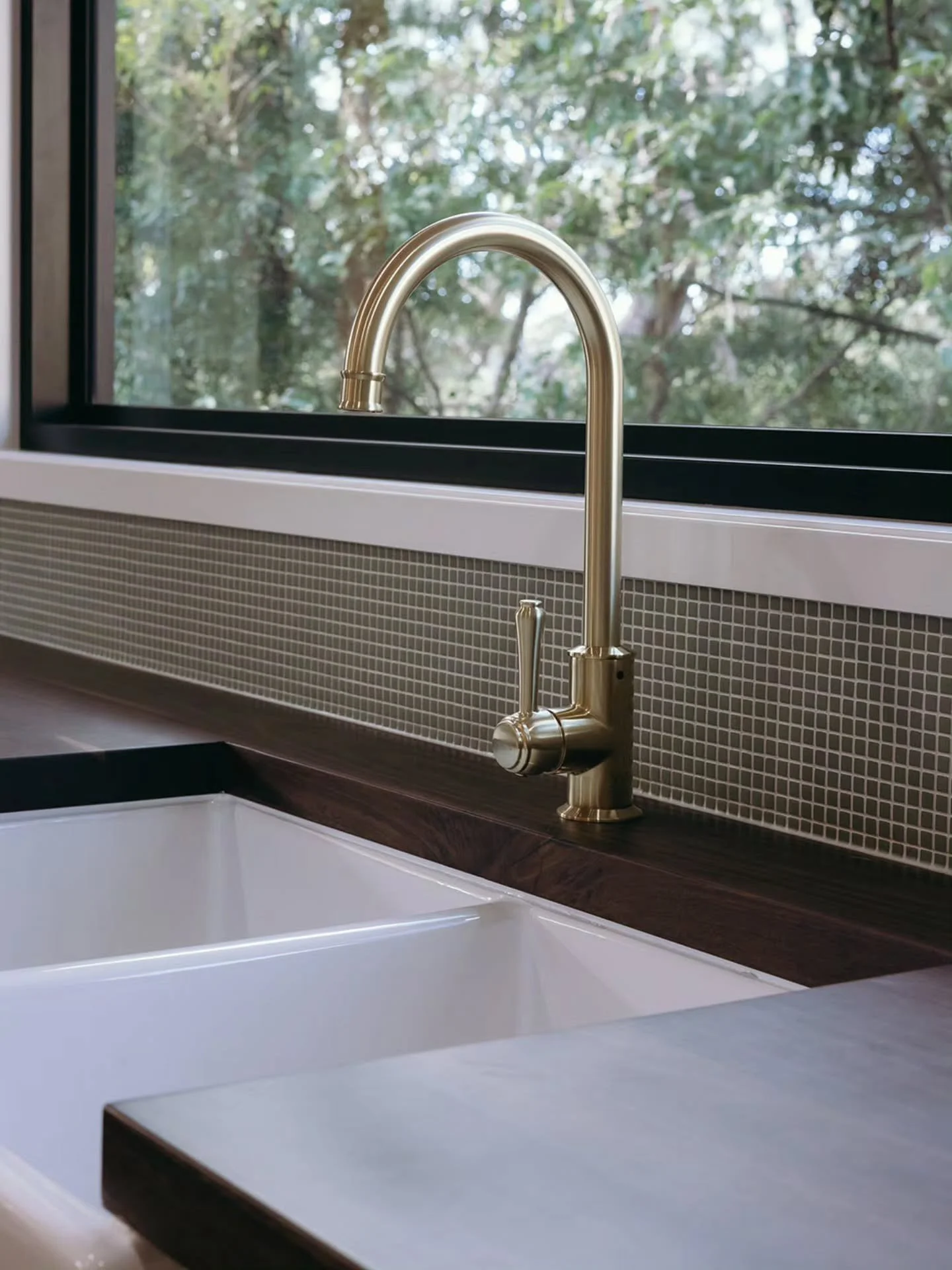 This kitchen brings serenity in the tones and textures, and it's outlook to the trees 🍃

Throwback from a project a couple of years ago.

#kitchendesign #serenity #calm #kitchen #heartofthehome