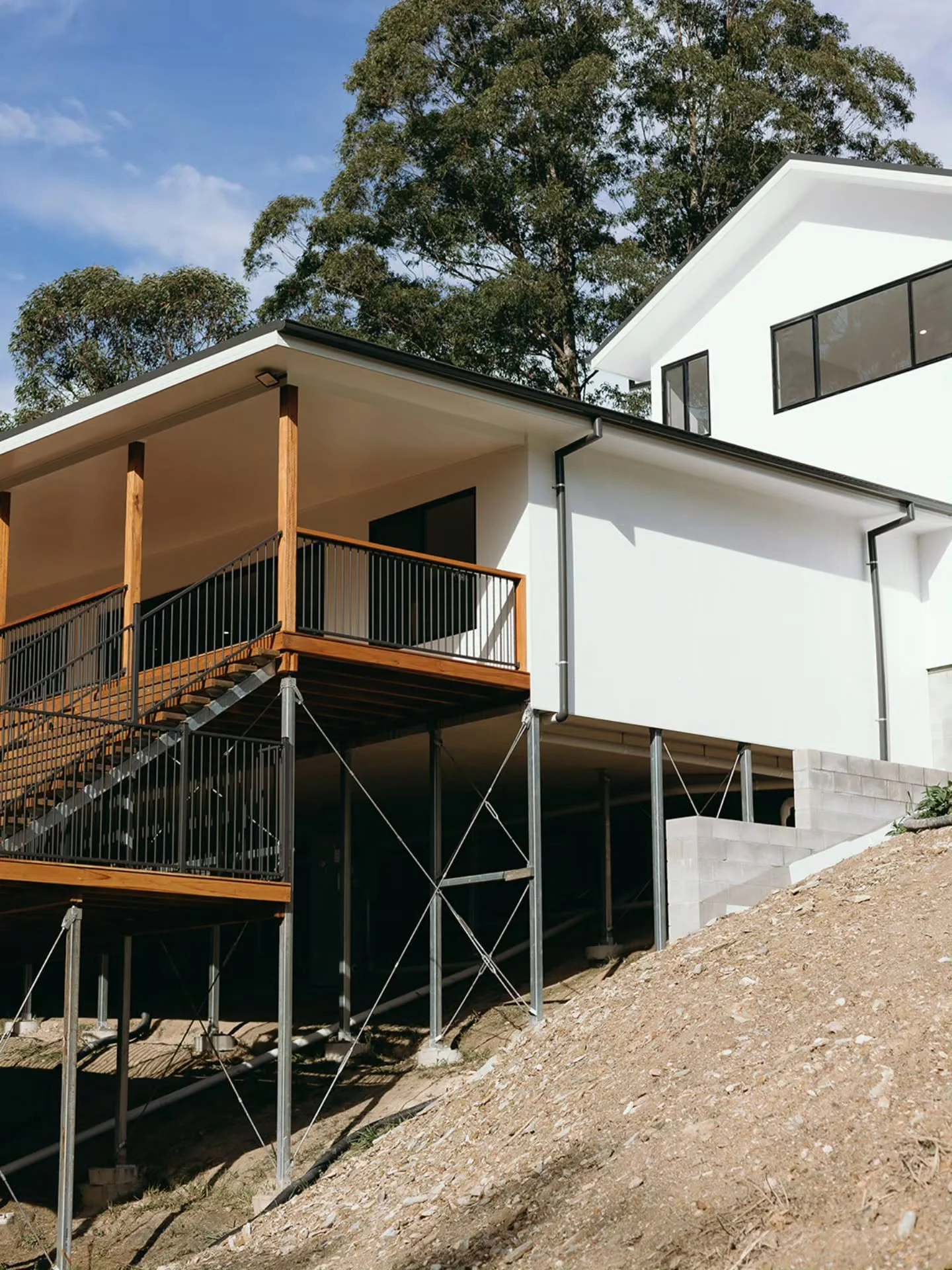 Building on steep or difficult sites is our speciality!

Around here flat suburban blocks are not the majority. Rural sites require a lot of extra elements and services, and steep blocks present many more challenges to overcome, but this is something