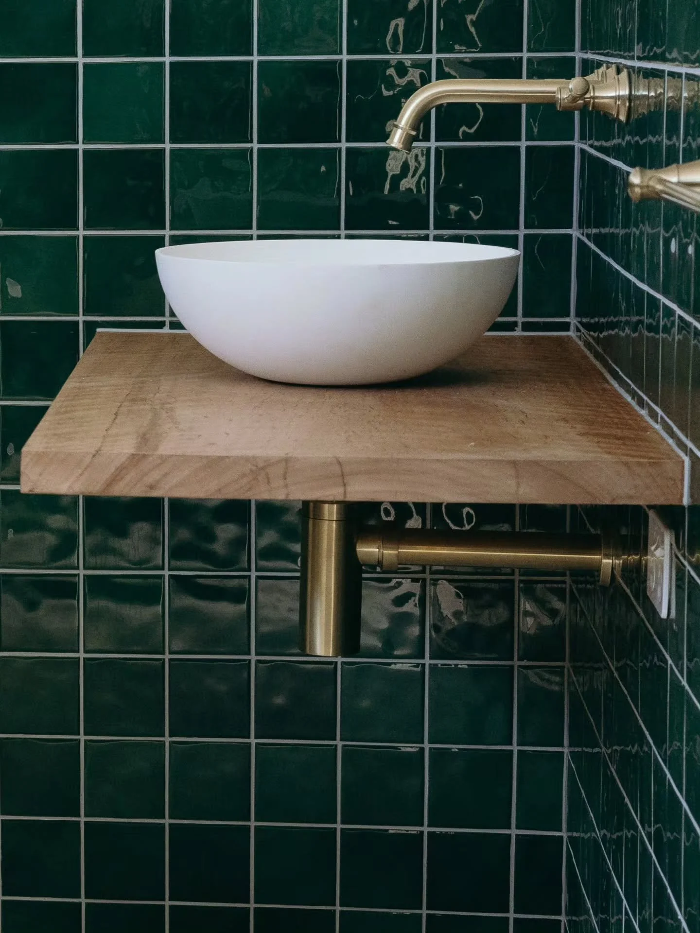 Under sink plumbing doesn't need to be boring or hidden away when you turn it into a feature. Creating a clean sleek, minimalistic look 😍

#bellingen #builder #bathroomdesign #green #minimaldesign