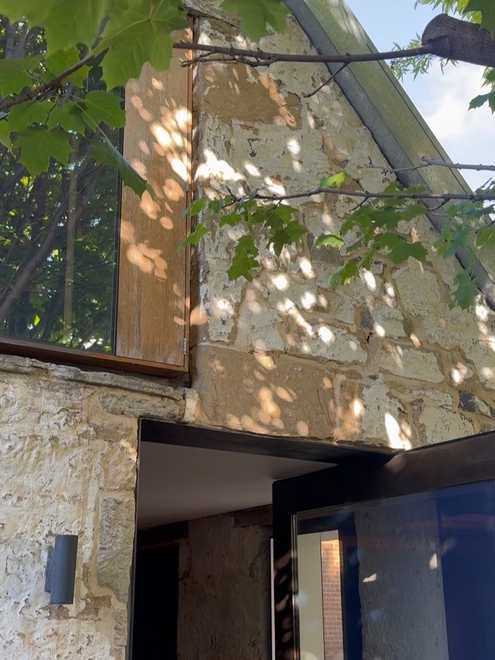 Recently stayed at a little spot in Hobart that properly scratched the retrofit itch.

@Thebarntas 

Tucked behind the old Bull&rsquo;s Head Hotel, the building started life in the 1820s as a sandstone stable. More than 200 years later it&rsquo;s sti