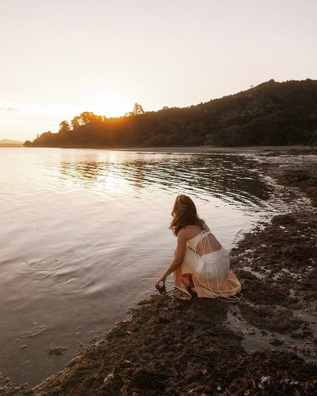 This was my second shoot with @mirala.starlight this year, the first one I will share soon, involving a deeper introduction to this beautiful soul as we stepped into 2026 💗 

This session was taken at a tiny beach just a few minutes from my home in 