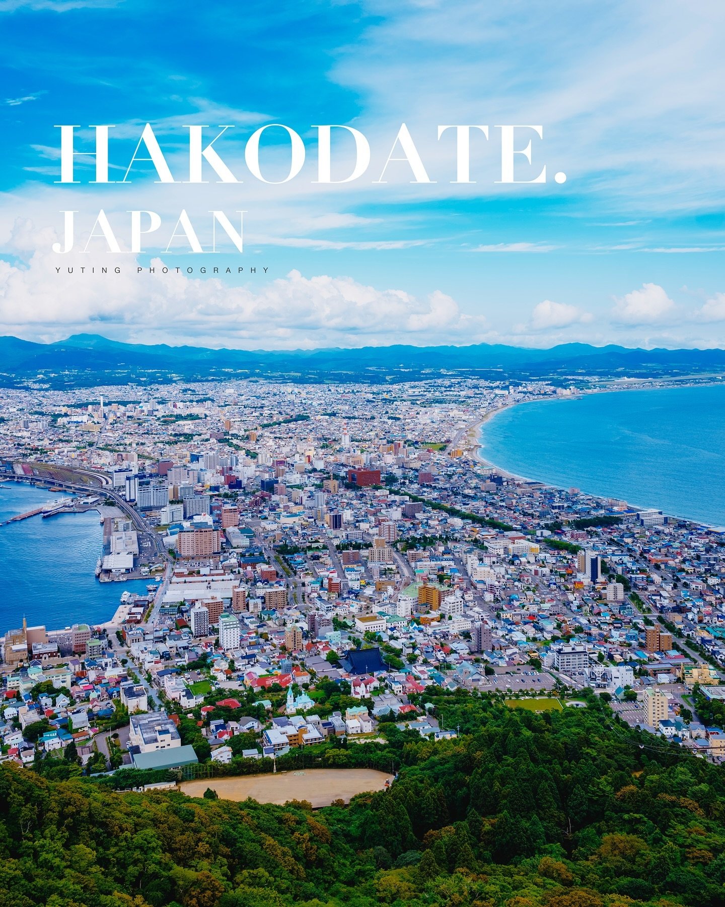 日本北海道｜函館山
來到函館最大的目的，不外乎就是想親眼目睹一下傳說中的百萬夜景。不過原本第一天抵達時的晚上就想直接上函館山的，可惜一看網站上的即時影像畫面，就看到山上完全被厚厚的雲層所籠罩，根本看不到任何東西，上山看夜景的計畫只好先作罷。

第二天下午，走完了上午市區的行程，趁著山上剛好萬里無雲的狀況，趕緊搭乘纜車上山，先在山上拍下了白天函館的市景，至少先上來打卡造訪不留遺憾。

夜晚吃完晚餐後，再次留意了函館山上的即時影像，發現能見度比前一晚還好上不少，決定立刻回旅館開車前往纜車站。這時纜車