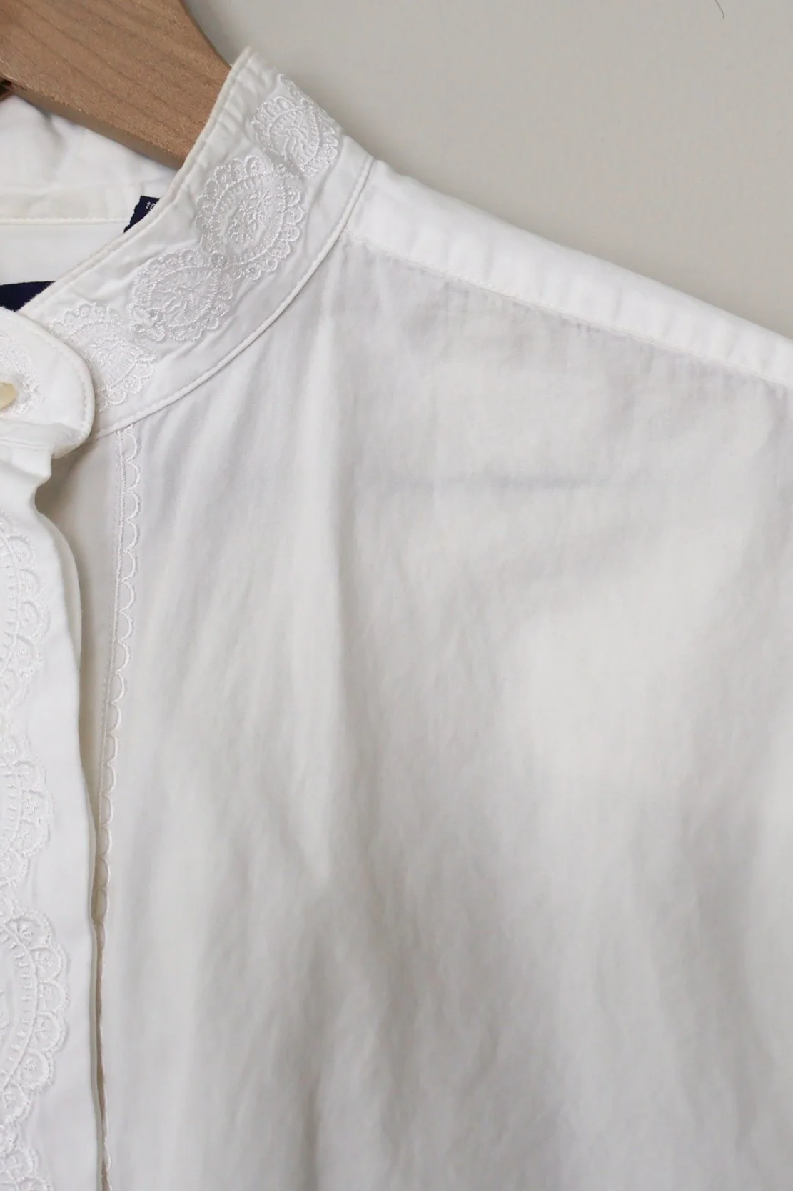 HIGH-NECK BLOUSE