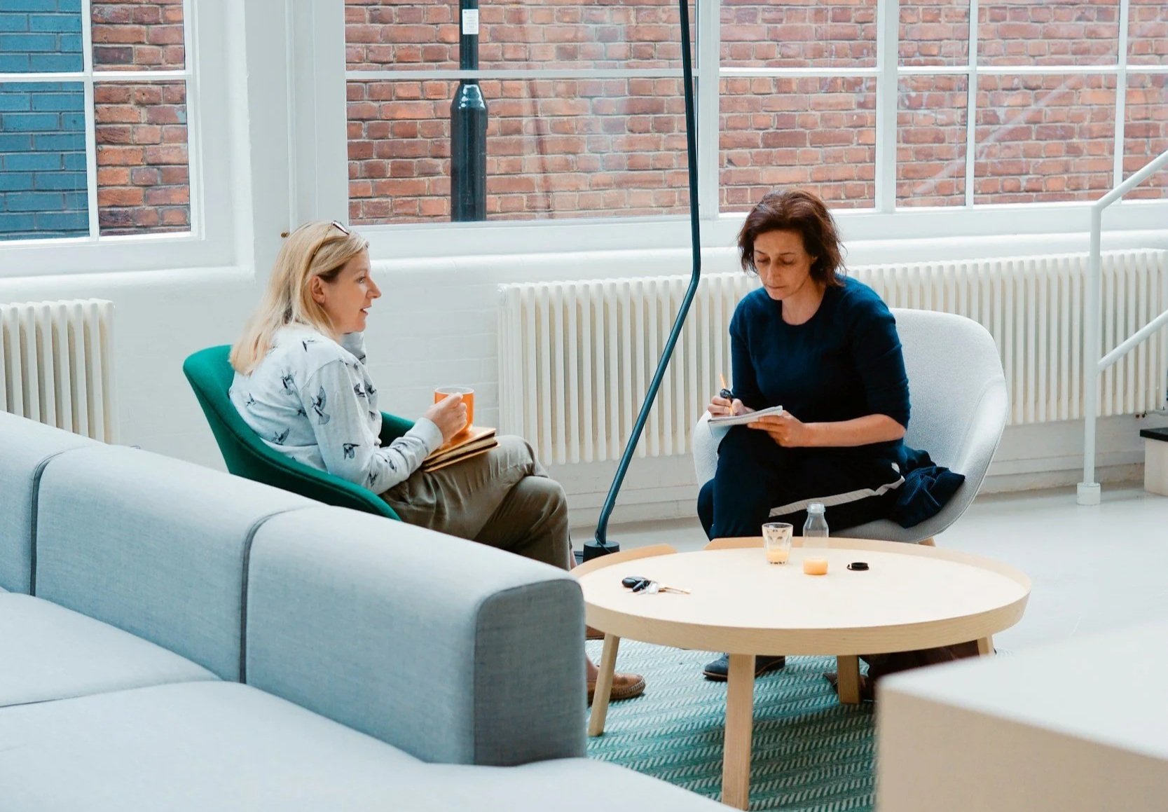 Therapist explaining treatment options for ADHD, OCD, or PTSD during consultation.