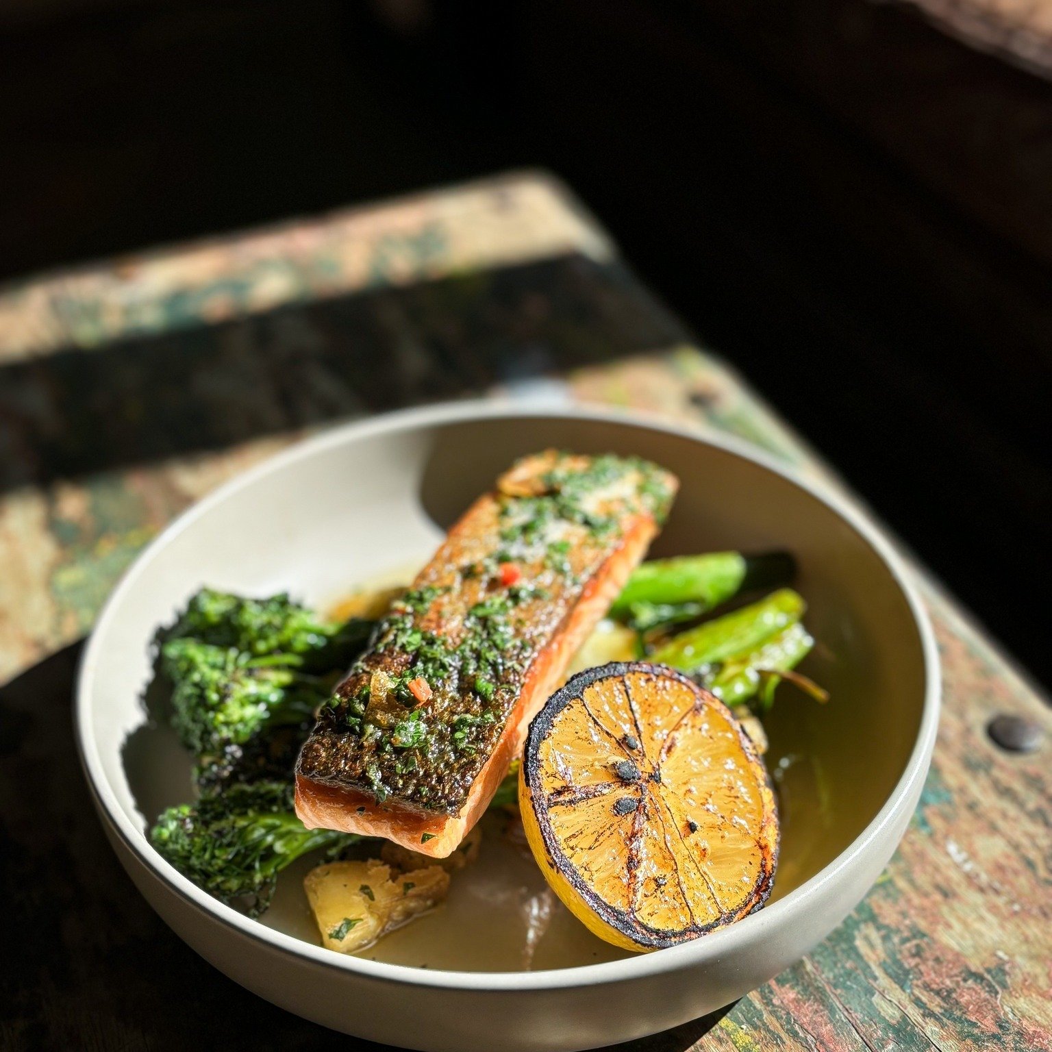 Crispy Skin Salmon&rsquo;s running specials board this weekend.
Grilled lemon, chimichurri, golden chats -  it&rsquo;s a whole situation.
We&rsquo;re on from 8am to 3:30pm. Come hungry.

#bellingeneats #oldbutterfactorycafe