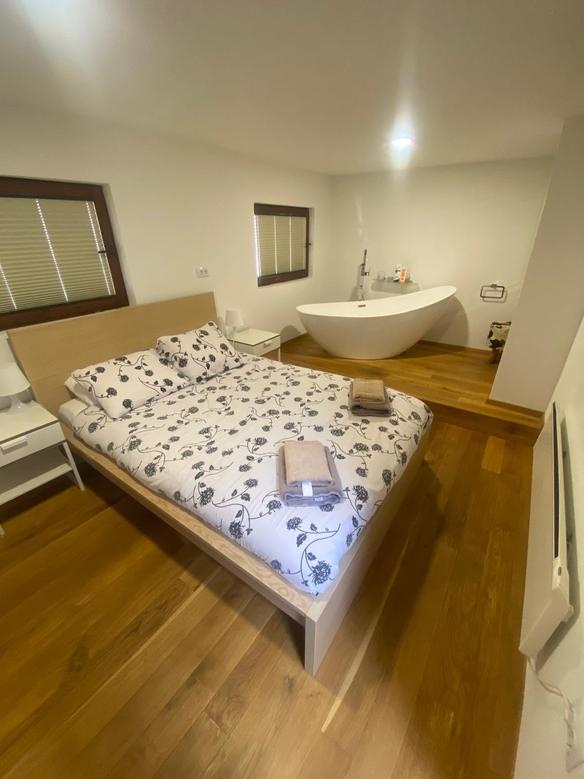 Master bedroom with ensuite bathtube.jpeg