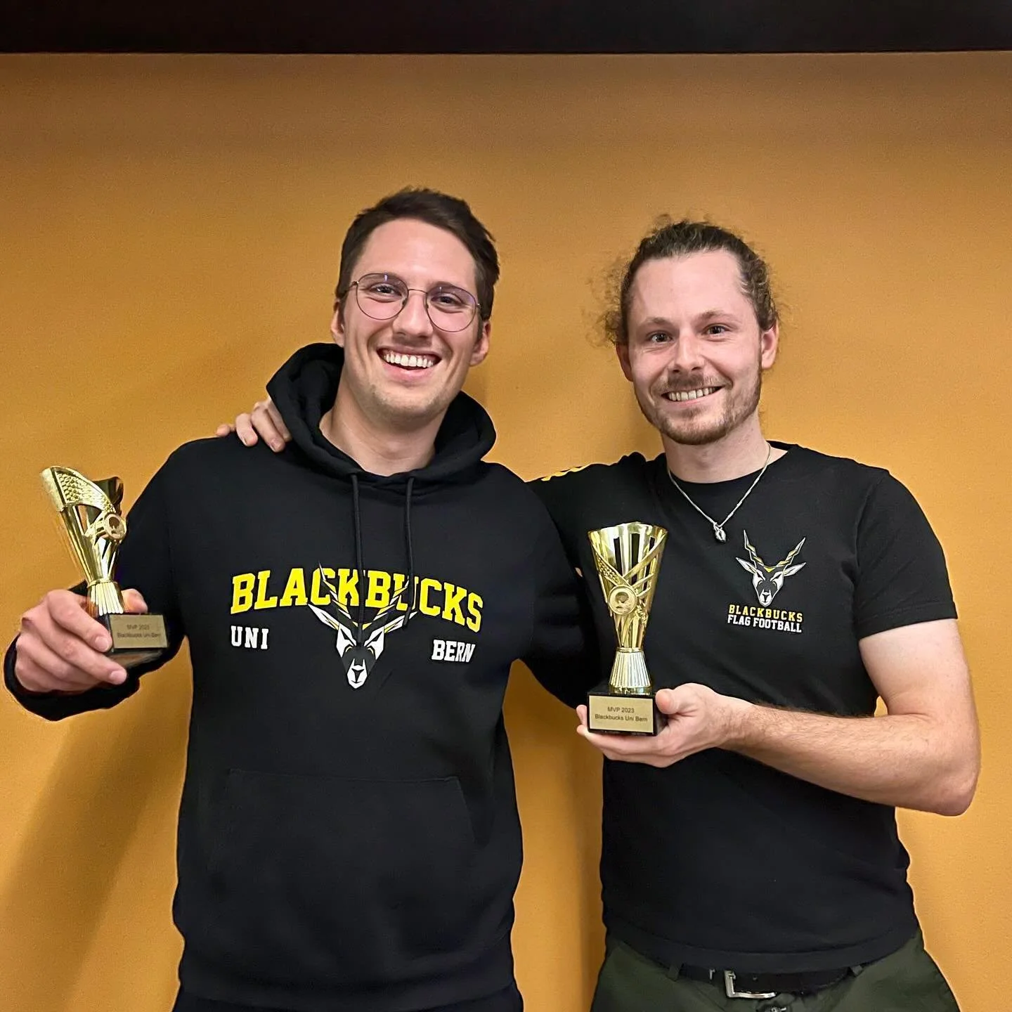 Hands up for our Blackbucks MVPs 2023. 🏆🖤💛
At this year's general assembly, one player of each team was awarded MVP for their performance on and off the field. 
MVP Gold @flo20schae scored a whooping 20 TDs, 11 PATs, and 5 sacks this season, leadi