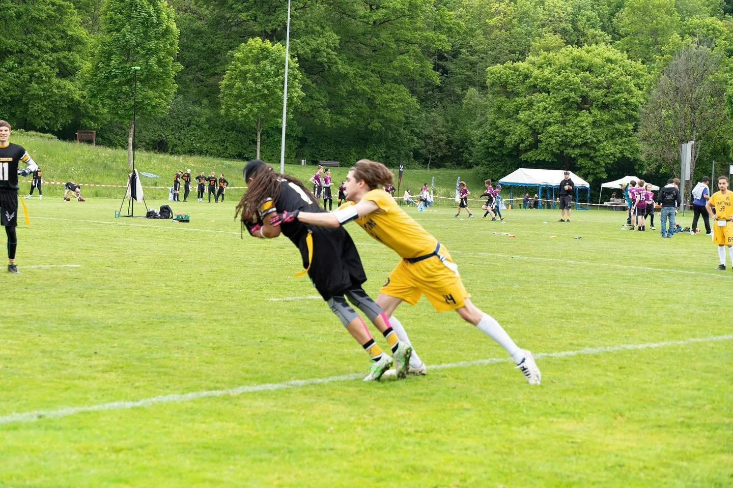@joeyjacoozi wouldn&lsquo;t be denied securing the game winning touchdown 😤 Take notice, that&lsquo;s how you finish game💪🏻 
📷: @marc_germann_95 
.
.
.
.
.
@unisportbern - Official lead sponsor
@med.and.motion - Official medical partner
@mikesgea