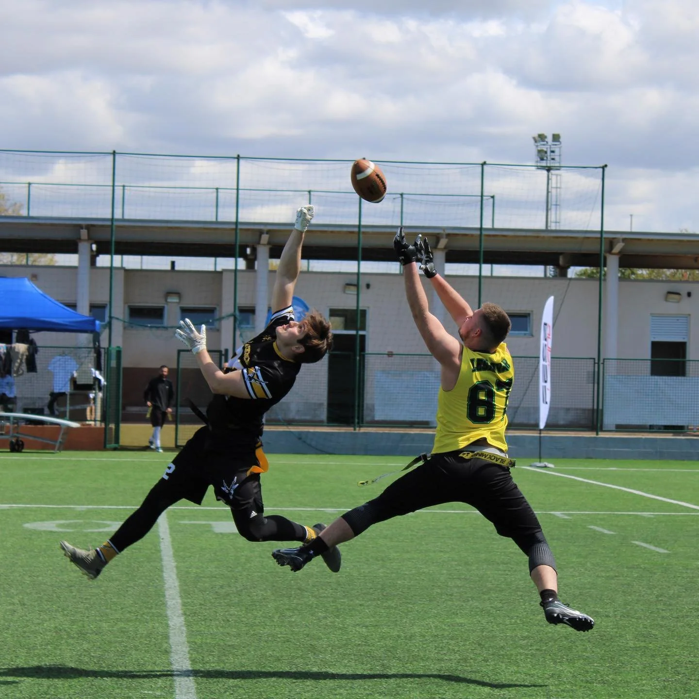 Let's get into gameday mode for the season start tomorrow with some impressions from our Adria Bowl game against the @black.miners 🇸🇮.
.
.
.
.
.
@unisportbern - Official lead sponsor
@med.and.motion - Official medical partner
@mikesgear - Official 