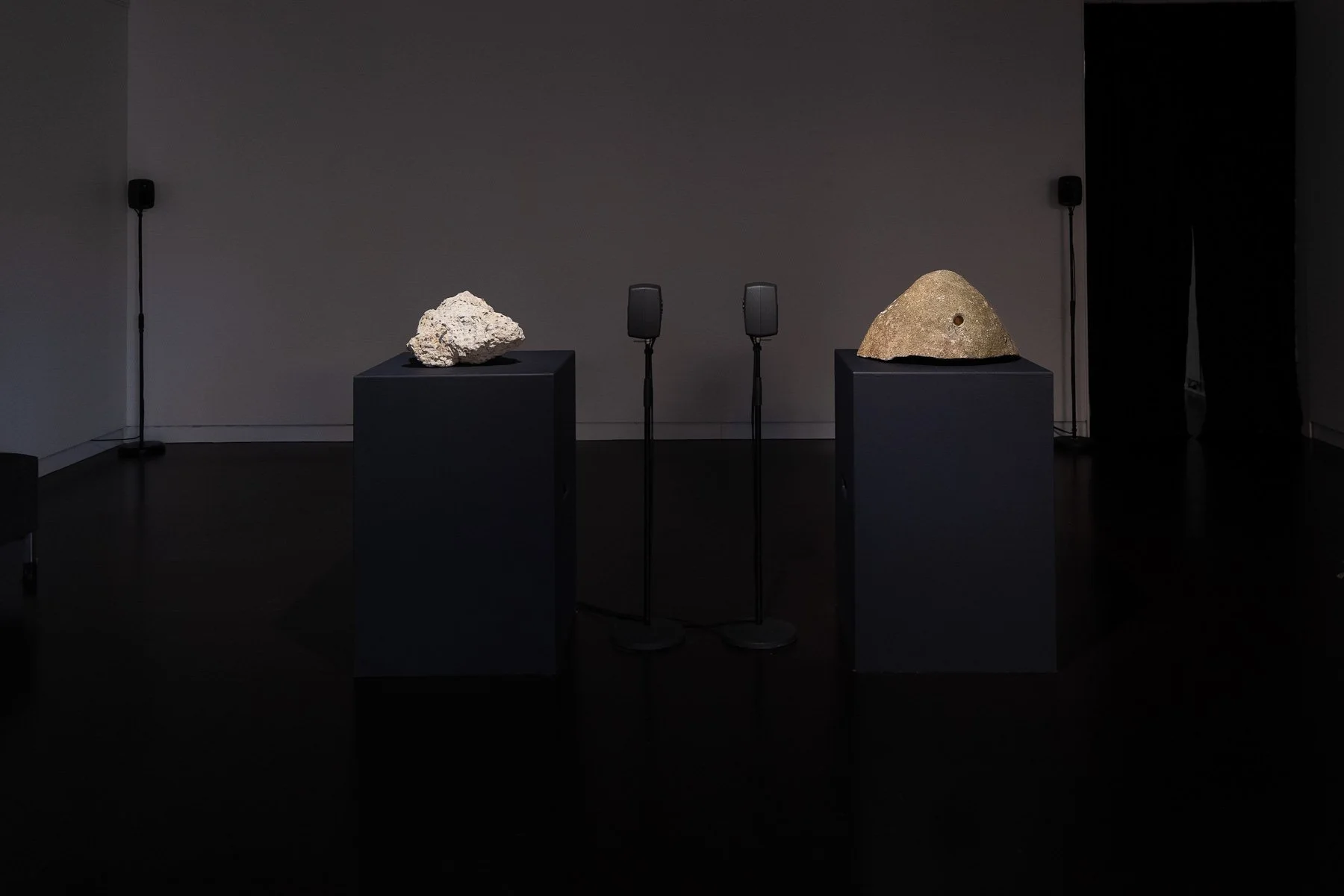 Listening to the Mountain Body
Gülsen Özer & Aarti Jadu 2025
Installation of rhyodacite (volcanic rock) and anthropic rock with socially engaged, site-specific sound design.
This collaborative installation reinterprets the artists’ shared interests
