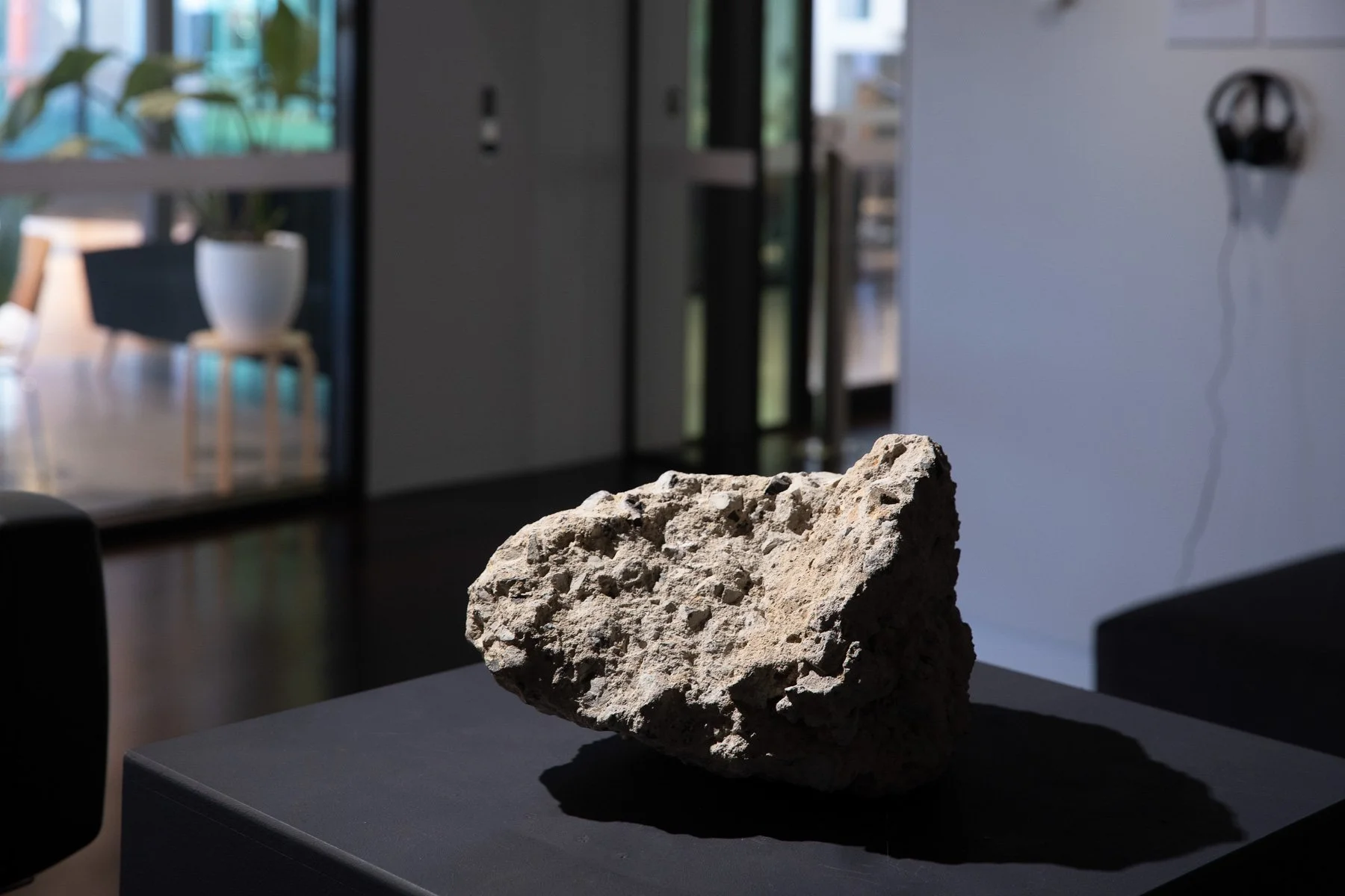 Listening to the Mountain Body
Gülsen Özer & Aarti Jadu 2025
Installation of rhyodacite (volcanic rock) and anthropic rock with socially engaged, site-specific sound design.
This collaborative installation reinterprets the artists’ shared interests