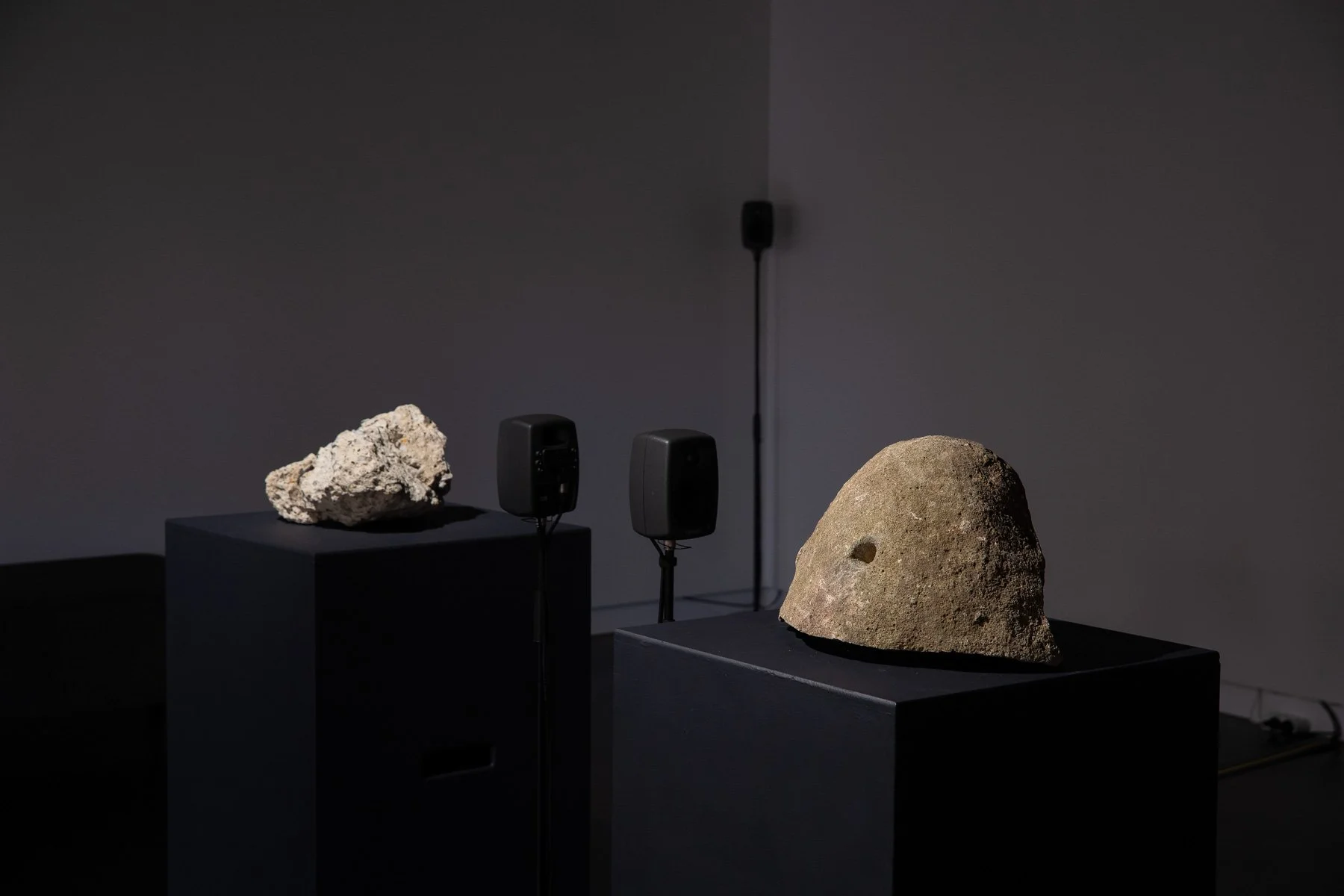 Listening to the Mountain Body
Gülsen Özer & Aarti Jadu 2025
Installation of rhyodacite (volcanic rock) and anthropic rock with socially engaged, site-specific sound design.
This collaborative installation reinterprets the artists’ shared interests
