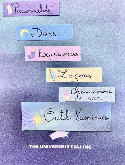 Image avec des mots sur des rectangles colorés : "Personnalité", "Dons", "Expériences", "Leçons", "Cheminement de vie", "Outils Karmiques". Texte en bas : "THE UNIVERSE IS CALLING".