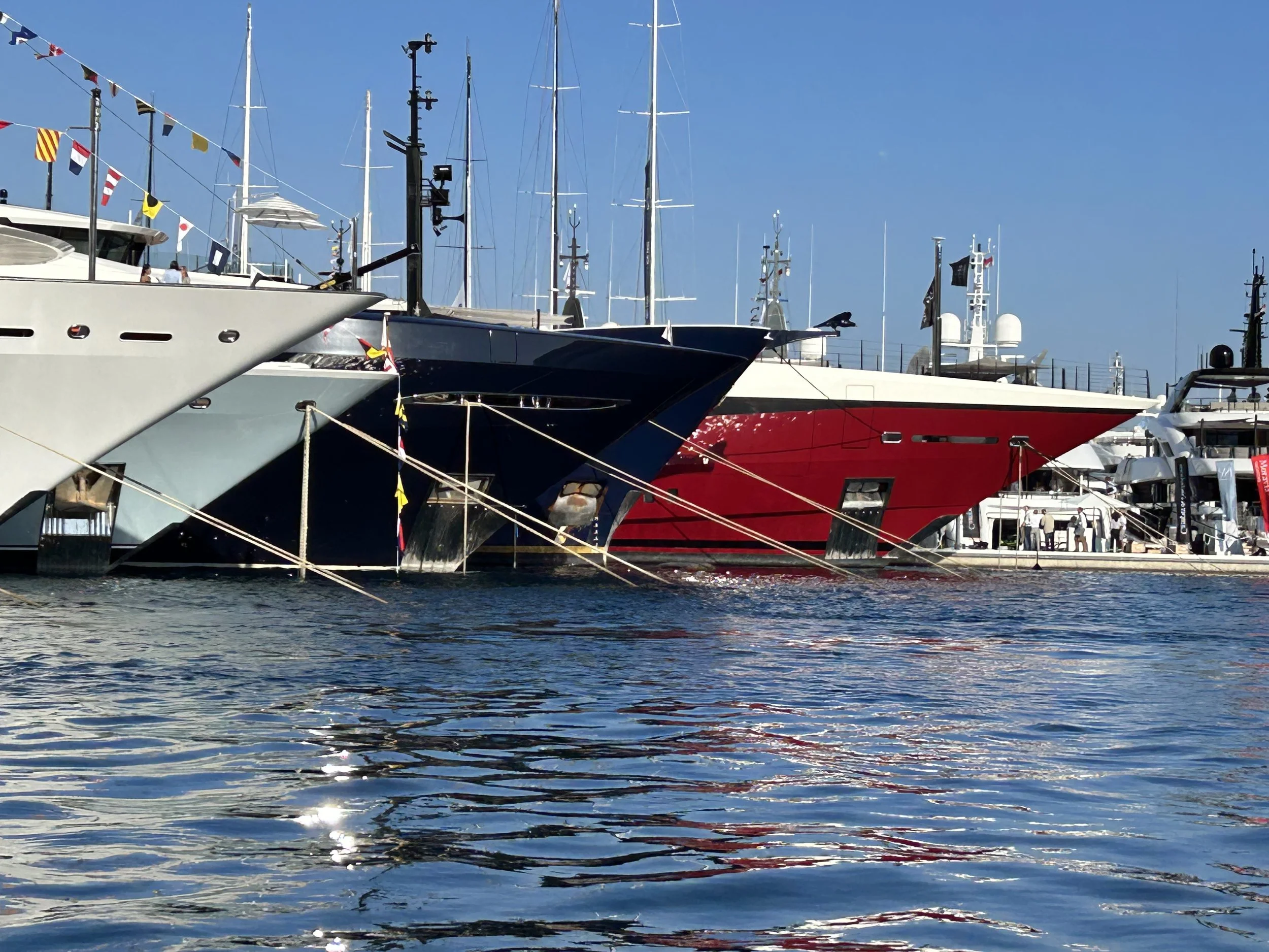 Mehr als nur ein Handschlag: Die 7 entscheidenden Klauseln in jedem Yachtkaufvertrag