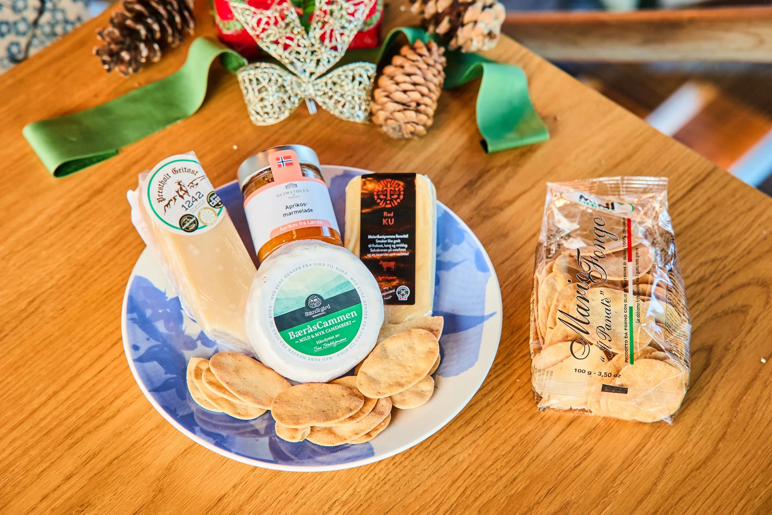 Tre norske oster med marmelade og kjeks til JUL