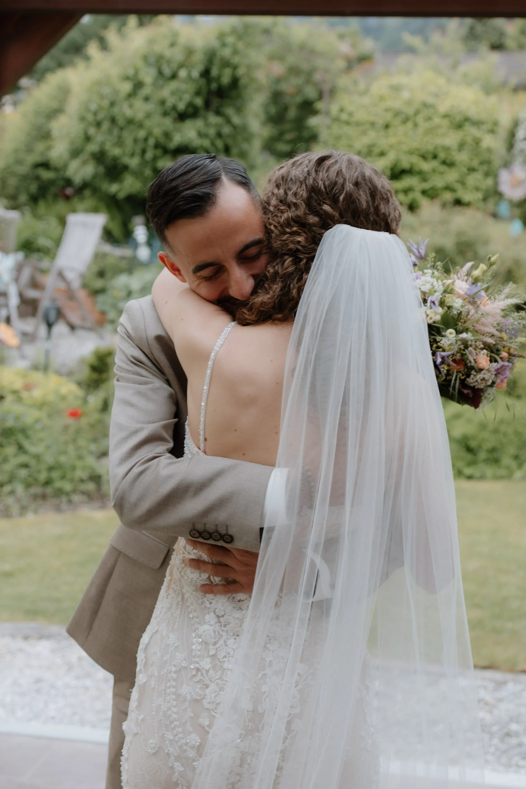 First Look zwischen Bräutigam und Braut. Emotionale Hochzeitsfotos. 