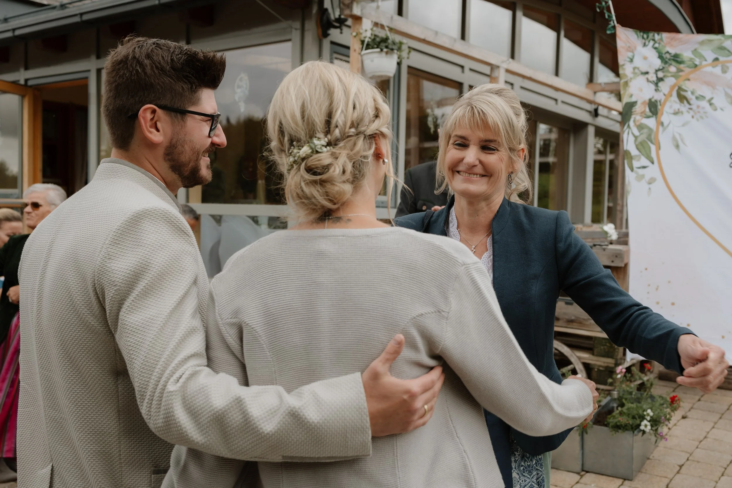 Freudentränen und Umarmungen nach der Hochzeit