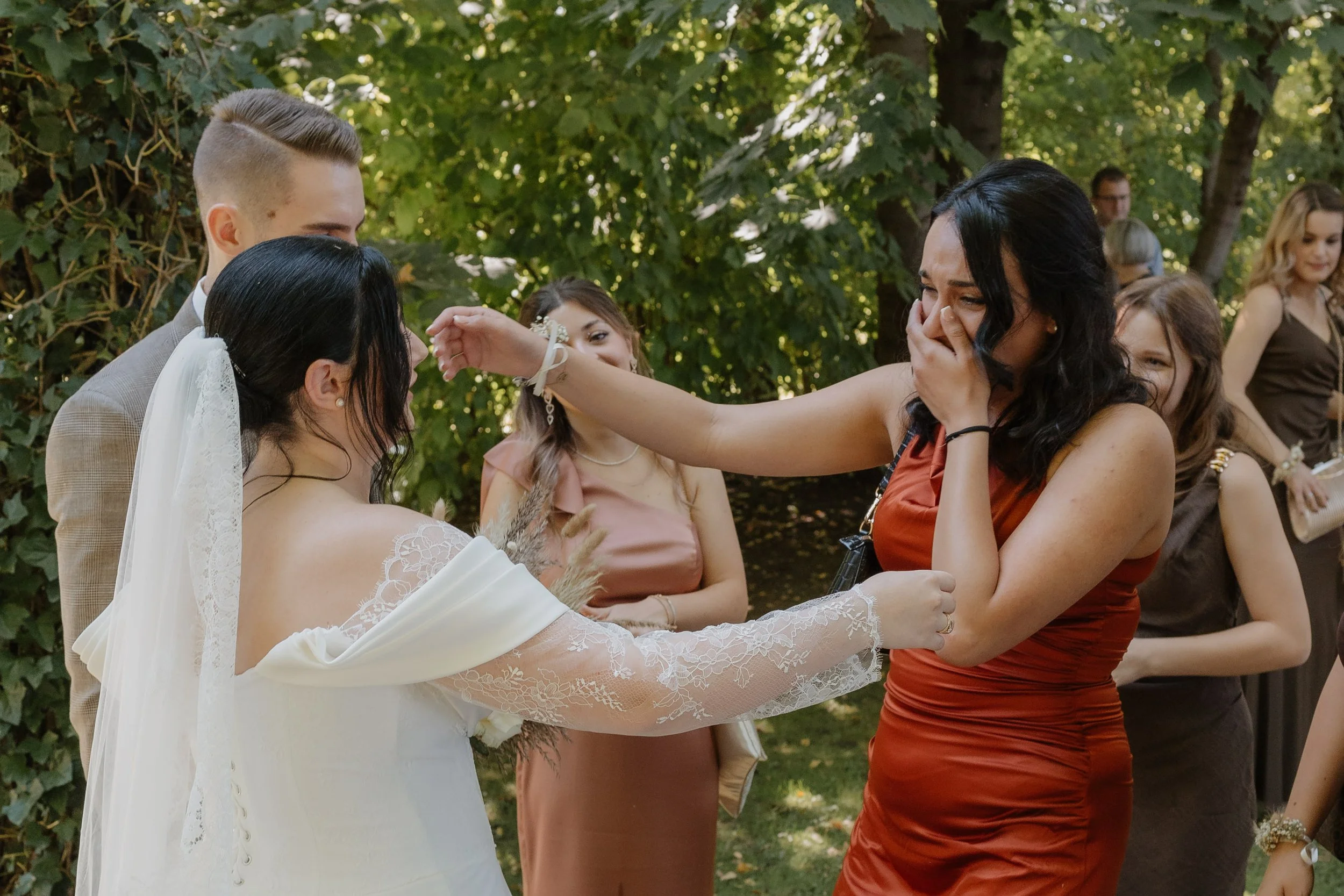 Eine emotionale Szene bei einer Hochzeit. Gratulationen der Gäste.