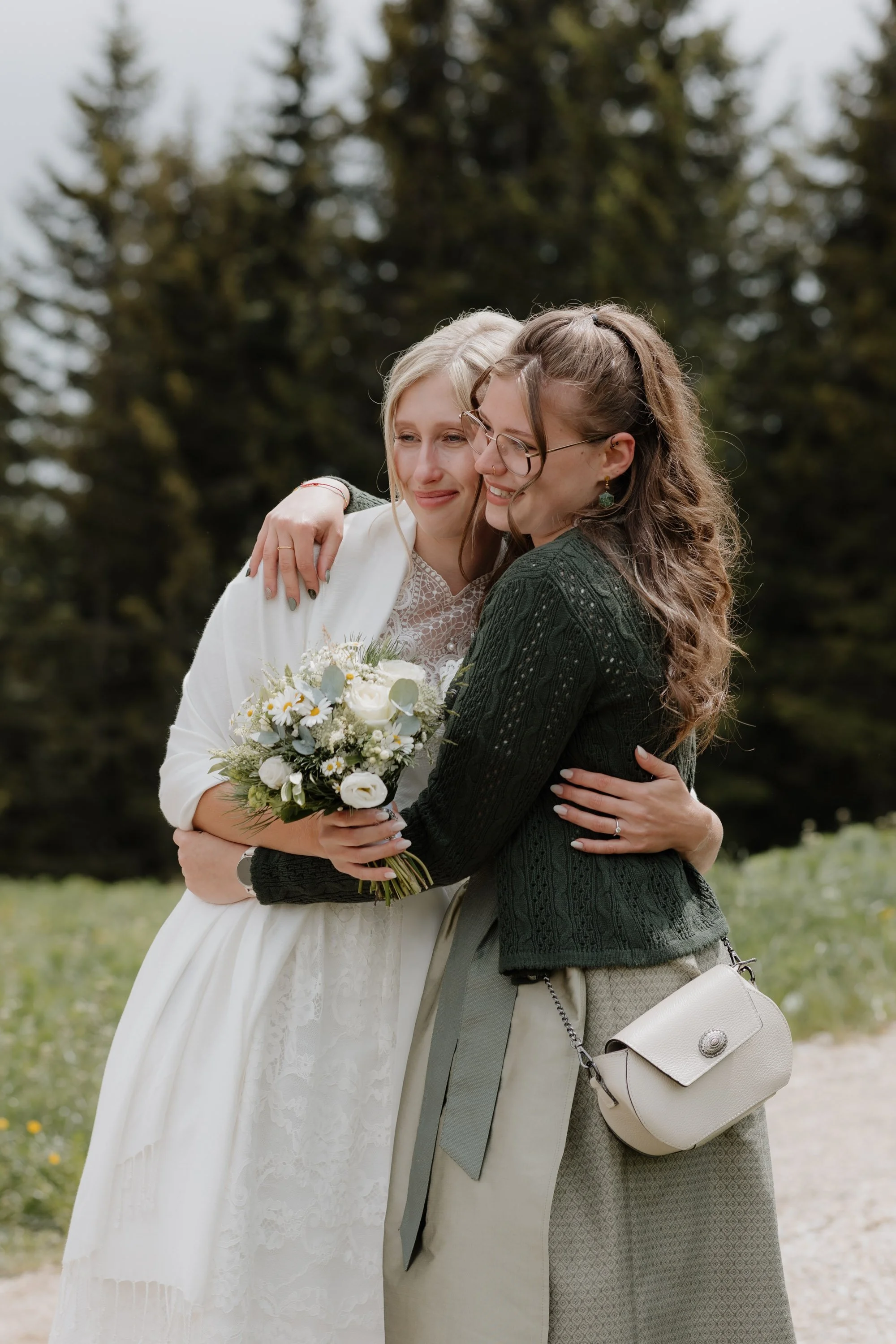 Natürliche Hochzeitsfotografie während der Trauung