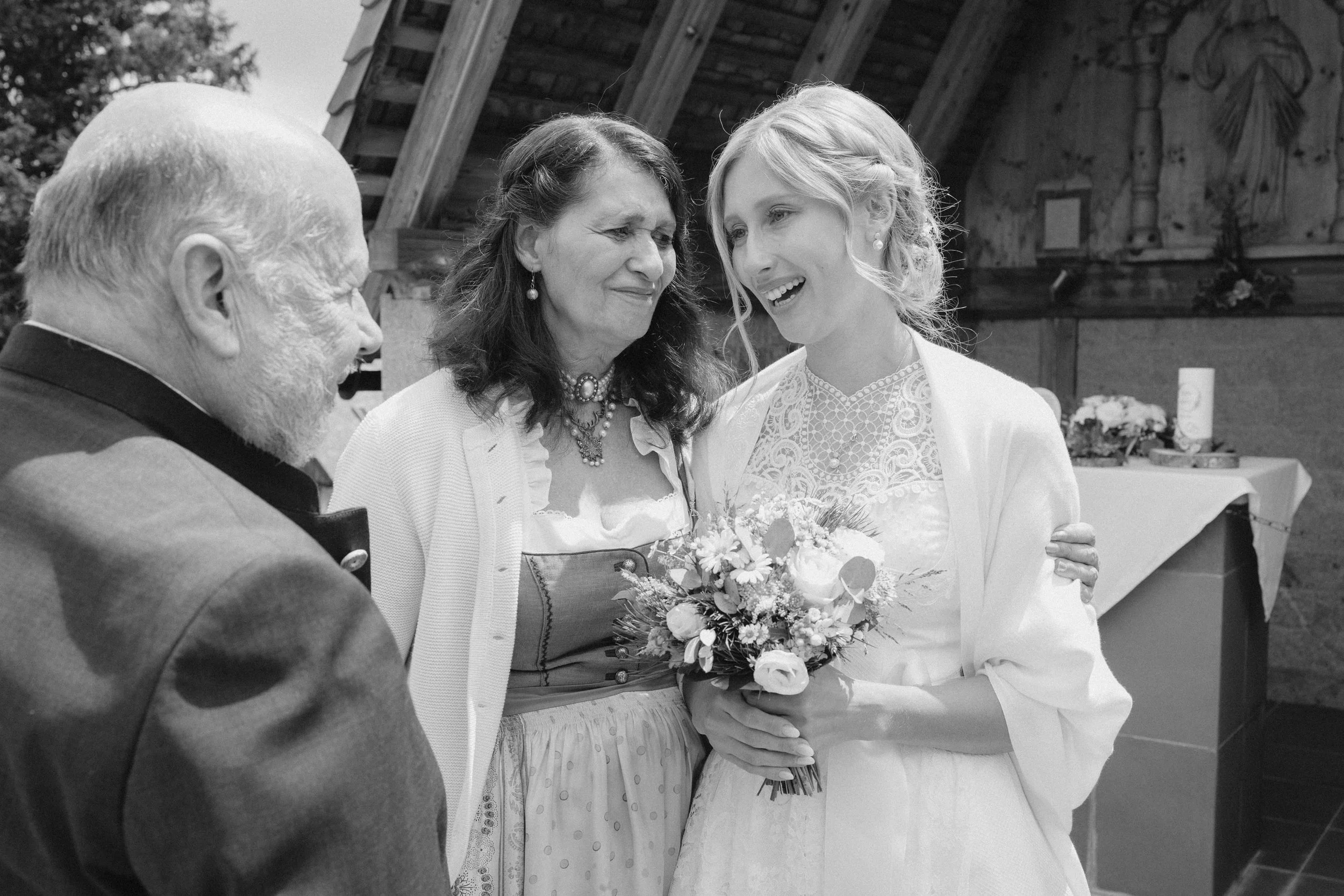 Freudentränen und Umarmungen nach der Hochzeit