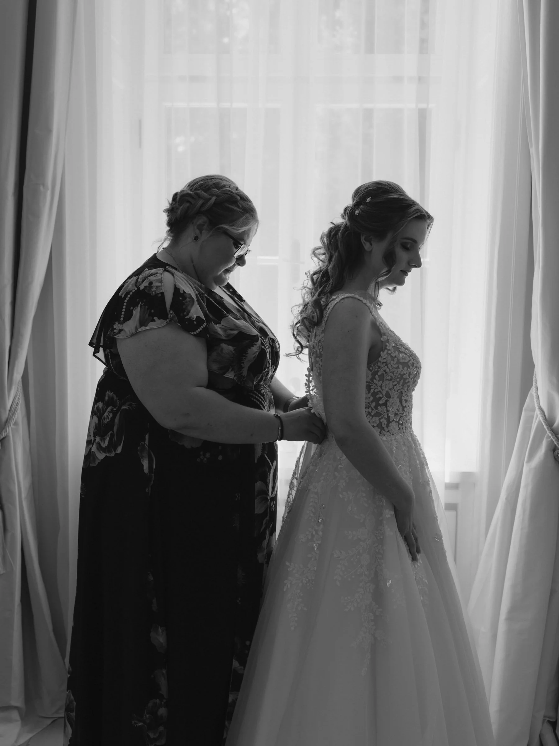 Beste Freundin hilft das Hochzeitskleid anzuziehen.