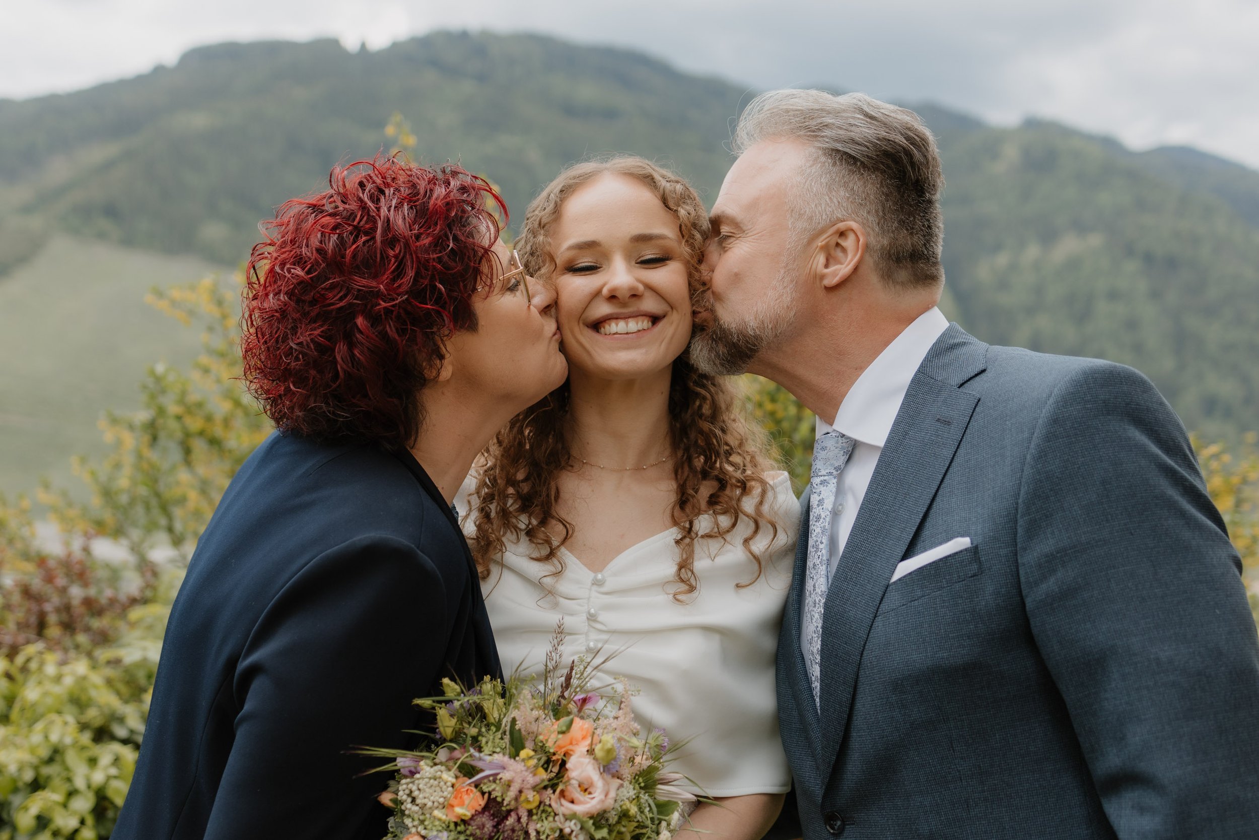 Foto von der Braut und ihren Eltern. Emotionaler Moment. 