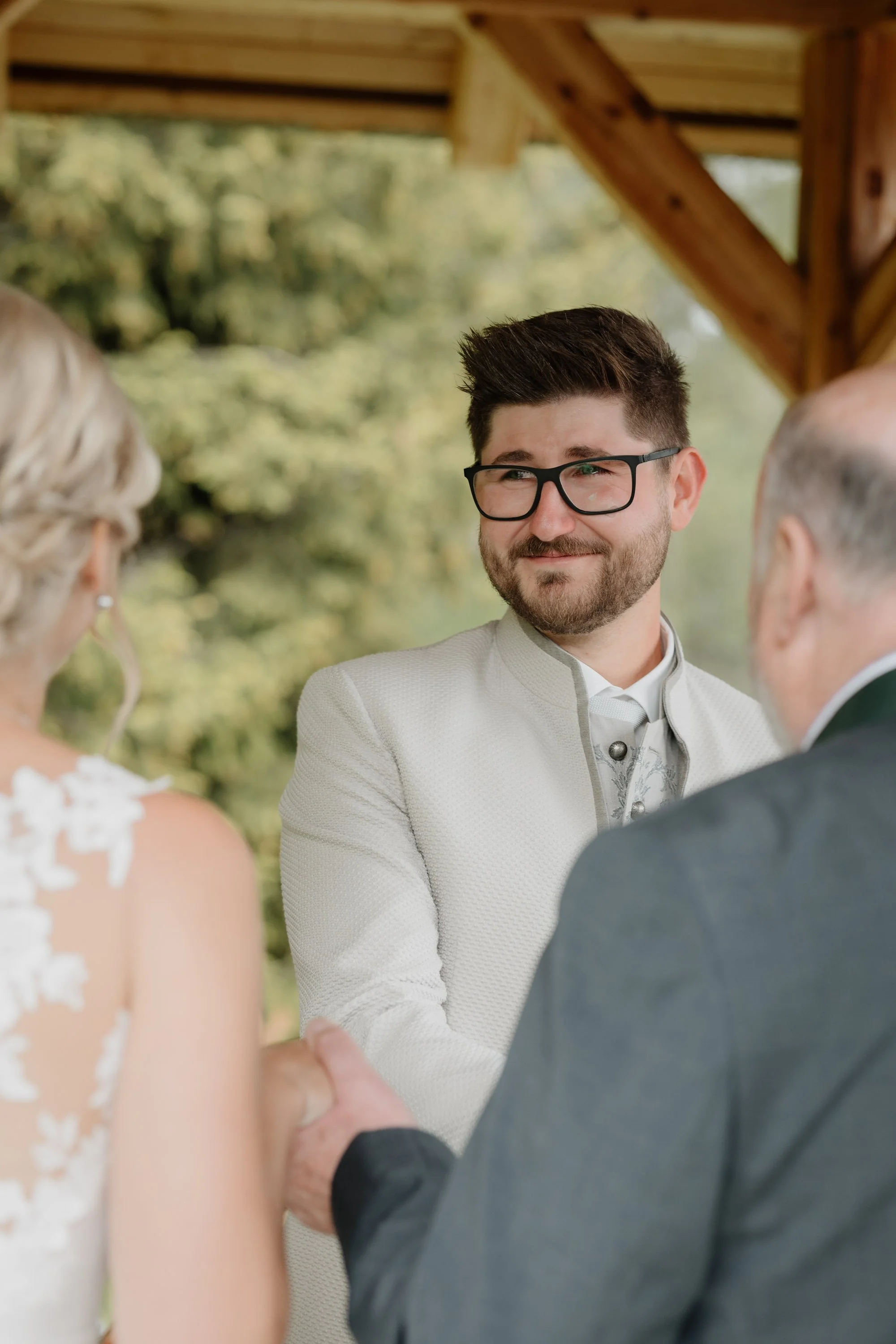 Natürliche Hochzeitsfotografie während der Trauung