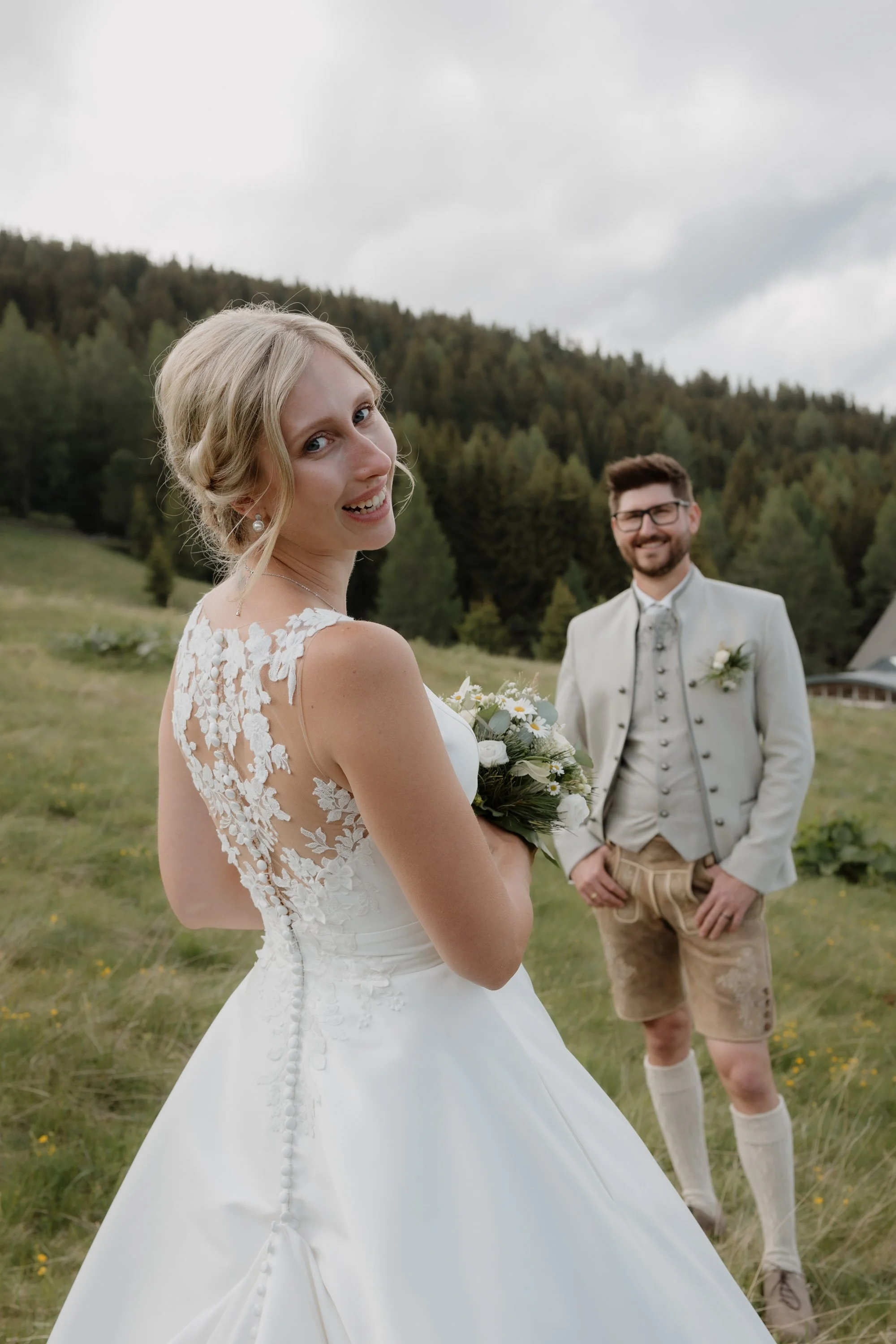 Natürliches Brautpaarshooting auf der Sabathyhütte in der Steiermark