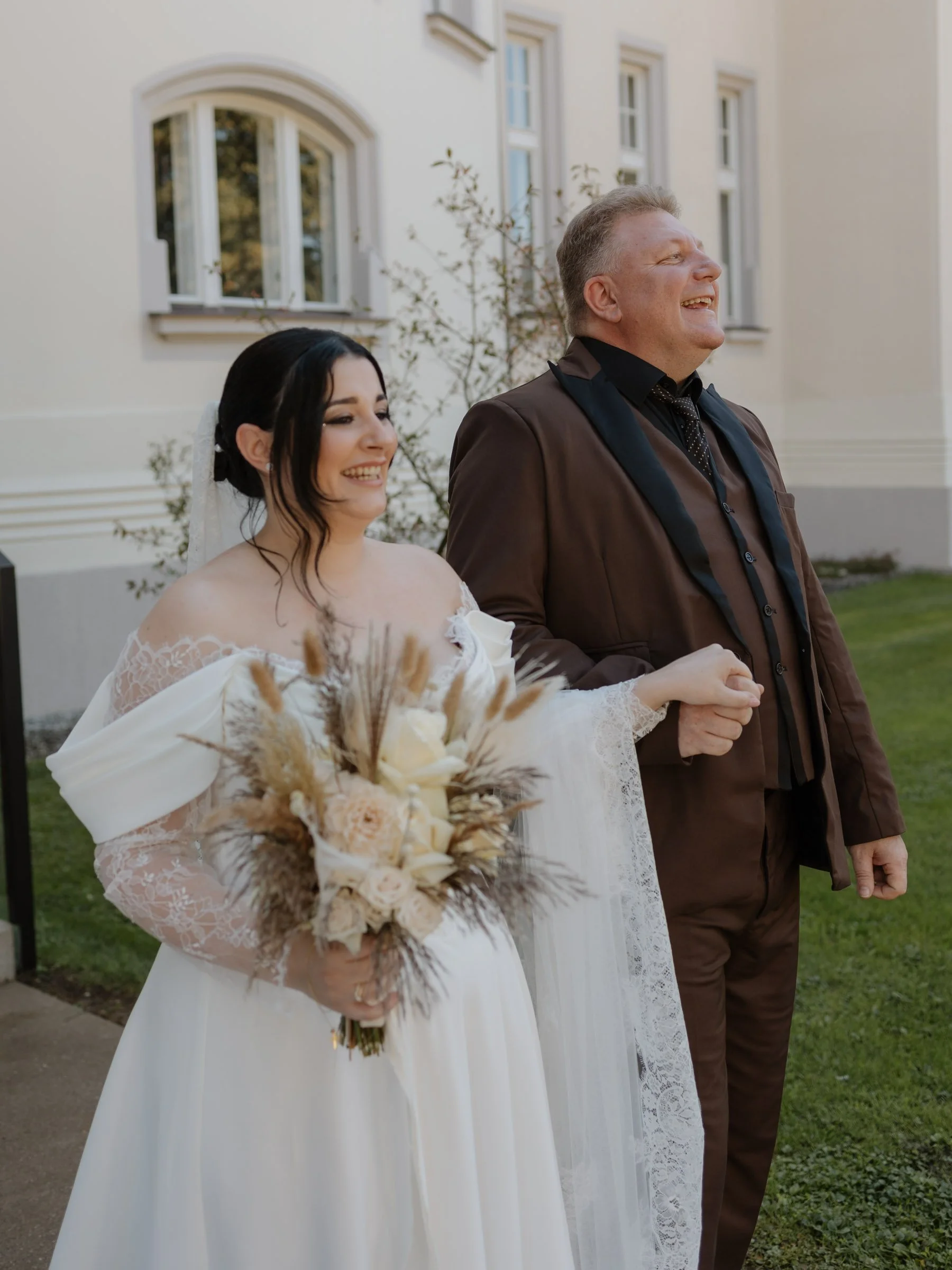 Die Braut wird am Weg zum Altar von ihrem Onkel / Vater begleitet.