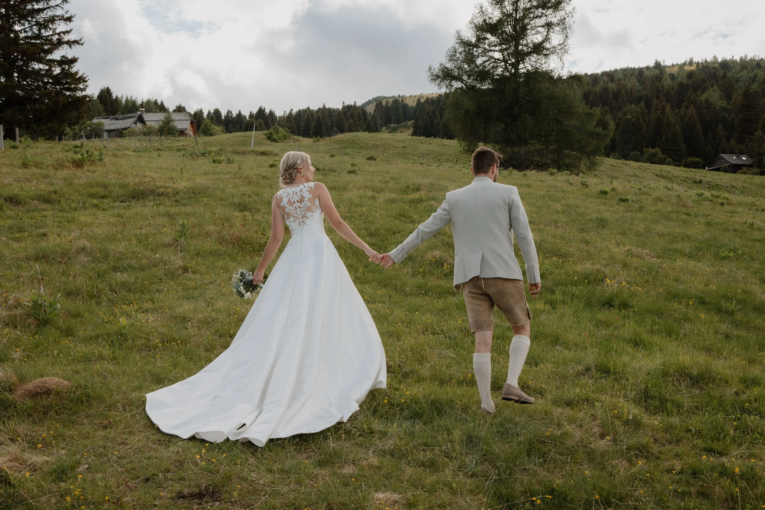 Brautpaar genießt den Moment während einer Berghochzeit in der Steiermark