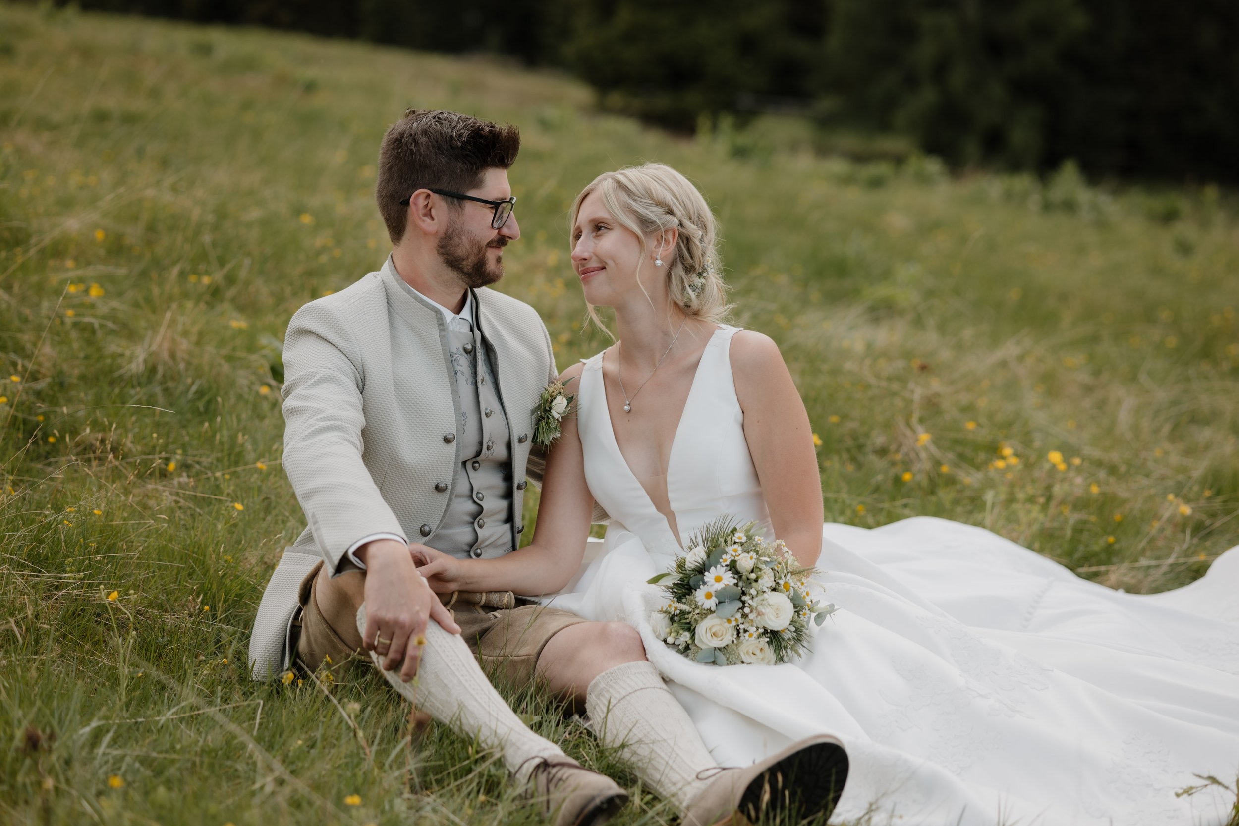 Brautpaar genießt den Moment während einer Berghochzeit in der Steiermark