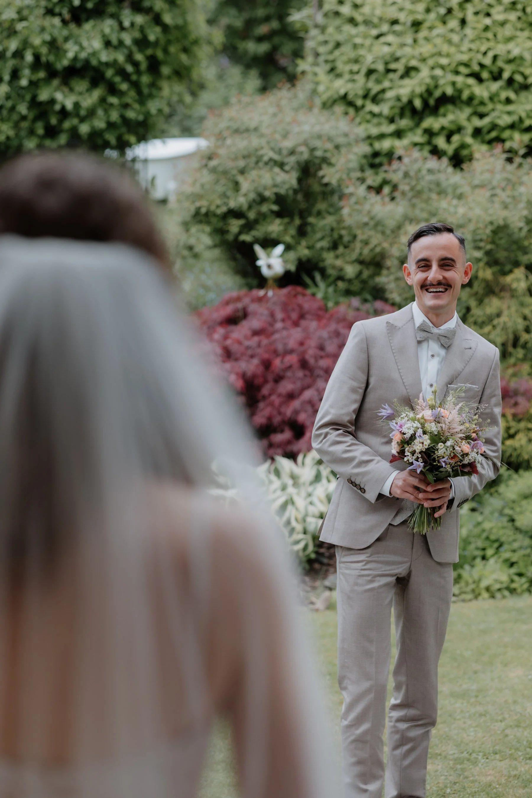 First Look zwischen Bräutigam und Braut. Emotionale Hochzeitsfotos. 