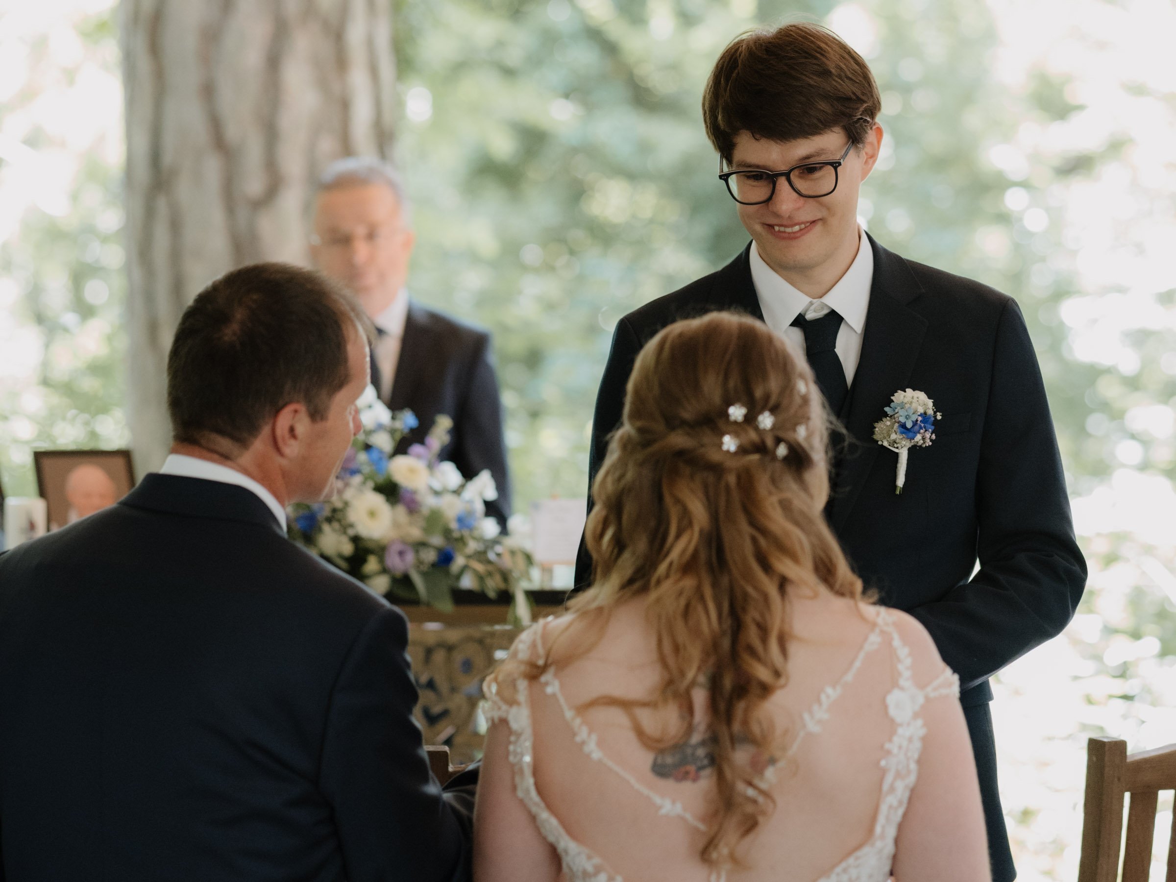 Reaktion des Bräutigams als er die Braut beim Altar empfangt.